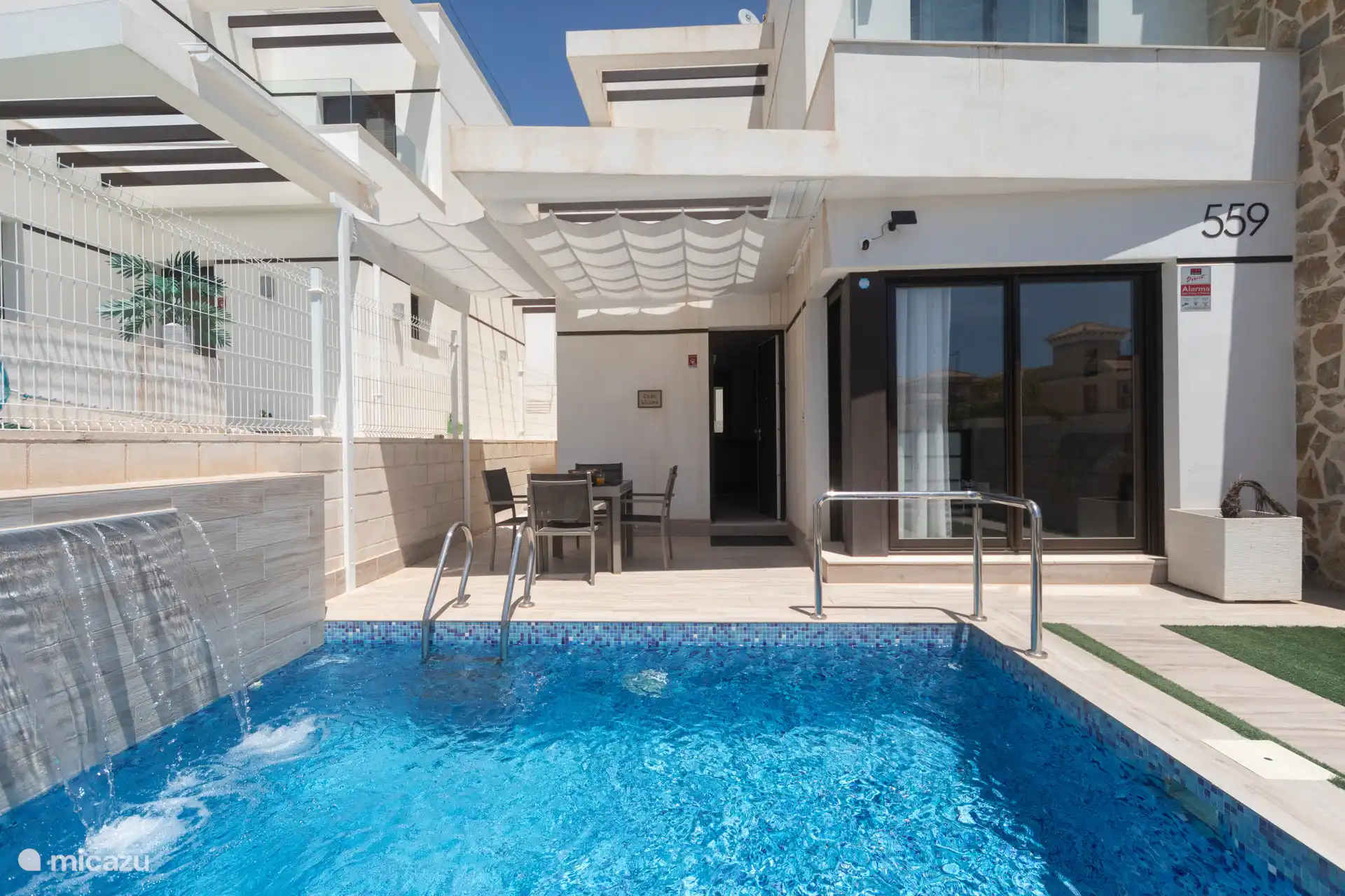 Piscina y terraza