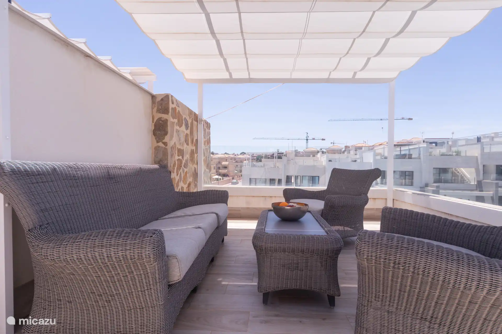Terraza en la azotea con pérgola