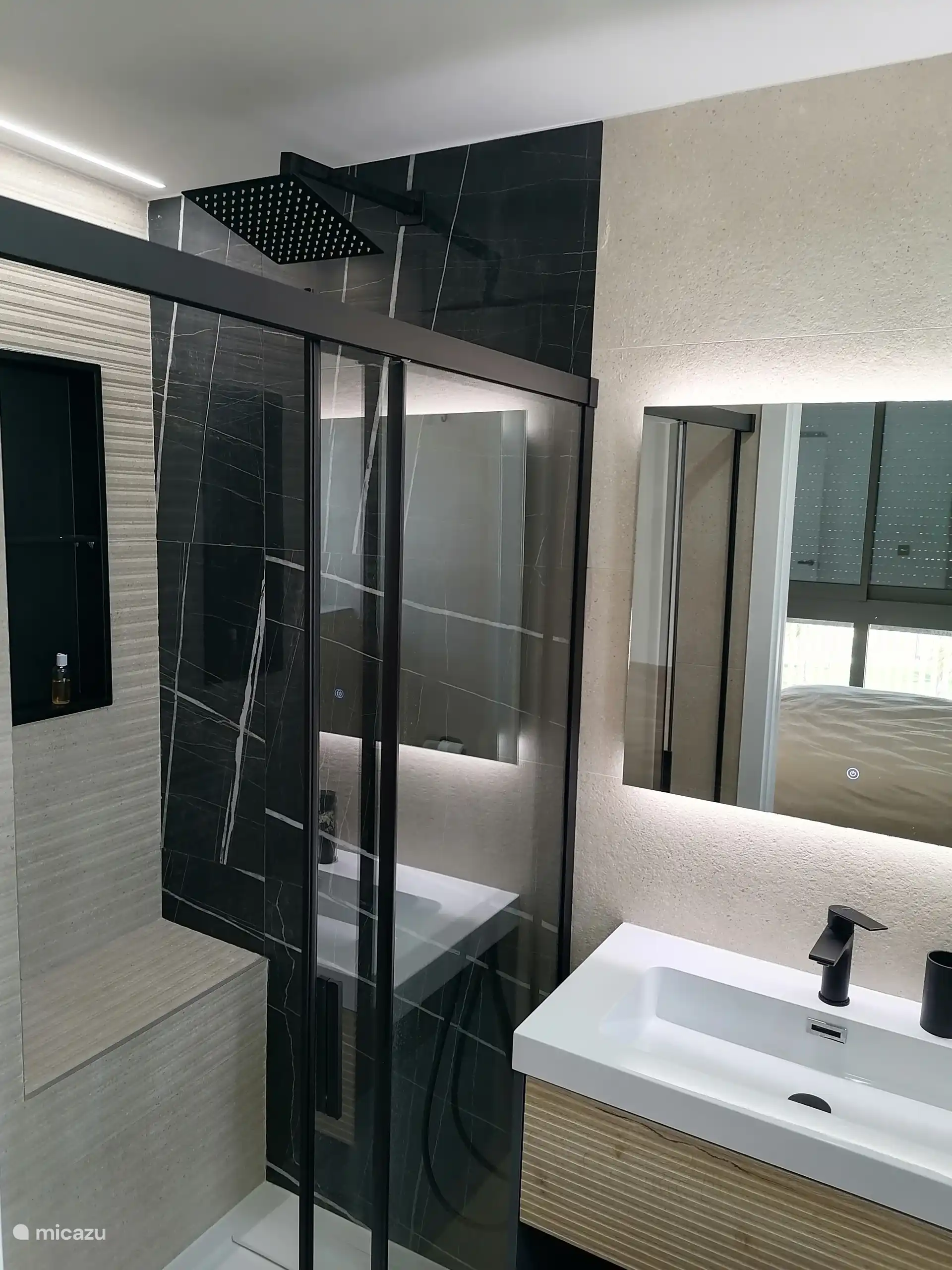 2 salles de bains chacune avec douche à italium et pommeau de douche à pluie agréable