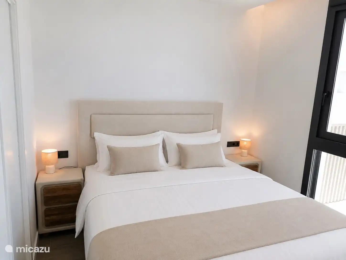 Schlafzimmer 1 mit eigenem Bad und luxuriöser Matratze