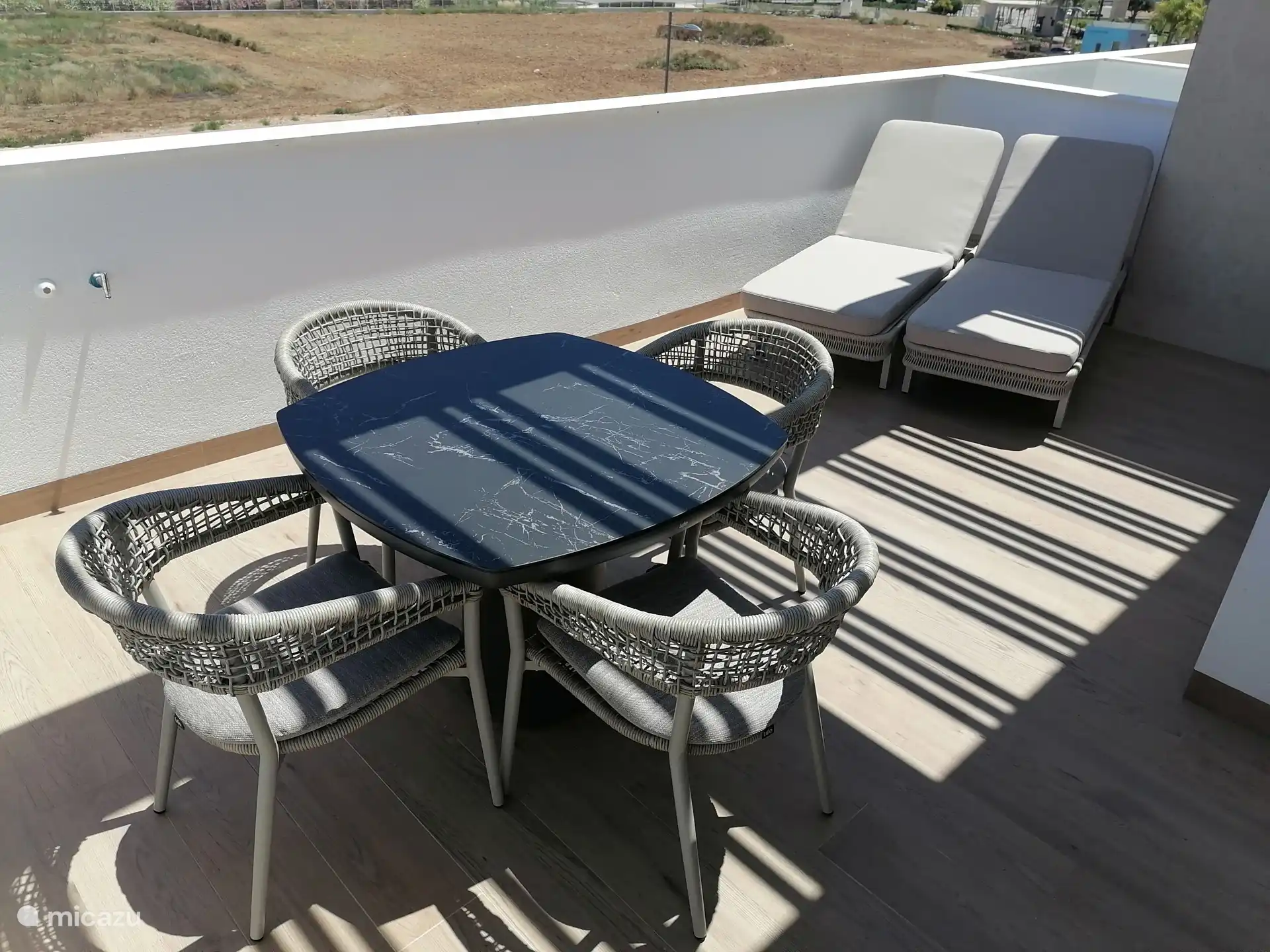 Terrasse petit-déjeuner au soleil et 2 chaises longues pour se détendre sur la terrasse de la cuisine