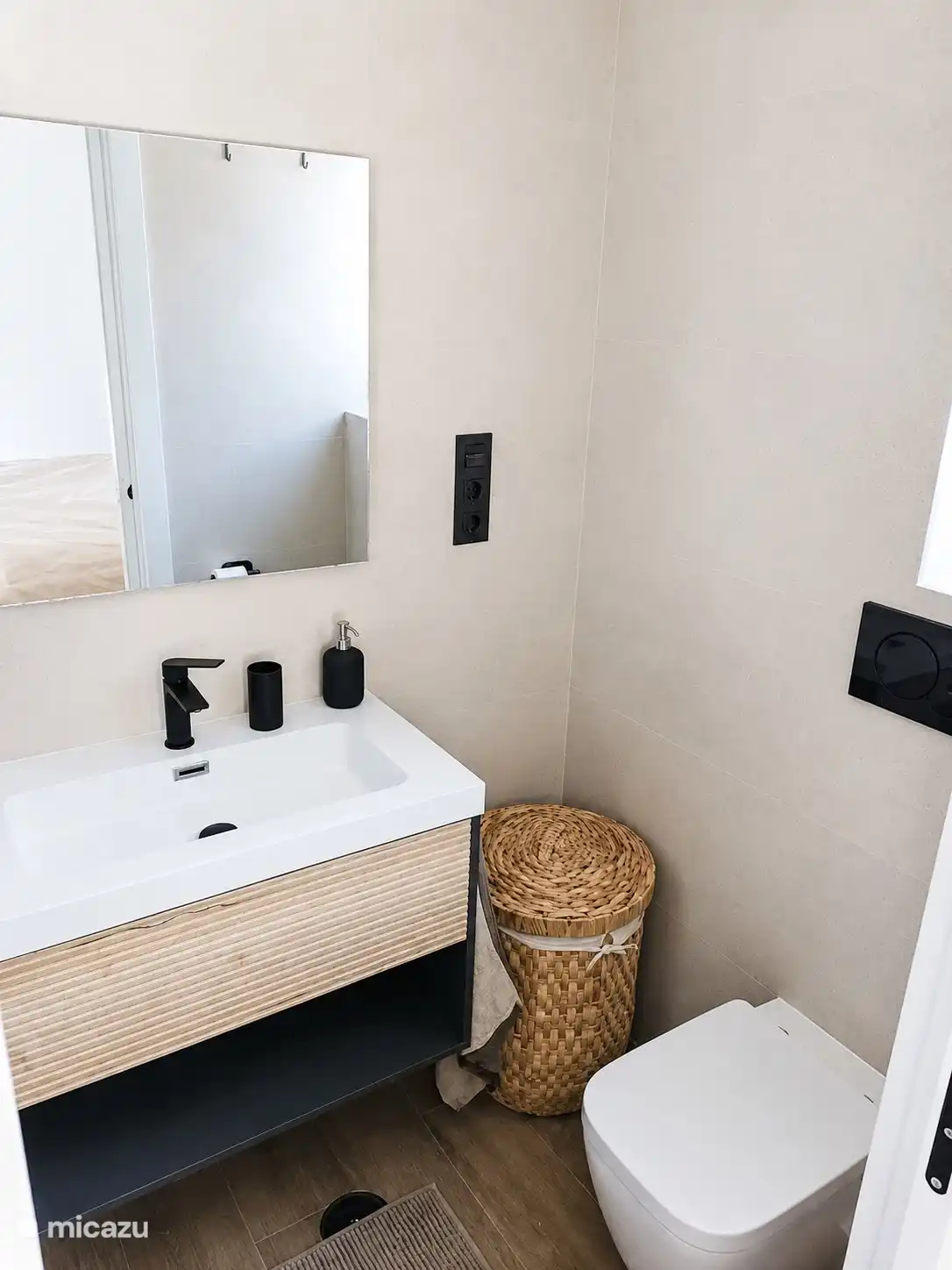 2 ähnliche Badezimmer mit Toilette, begehbarer Regendusche und Waschbecken