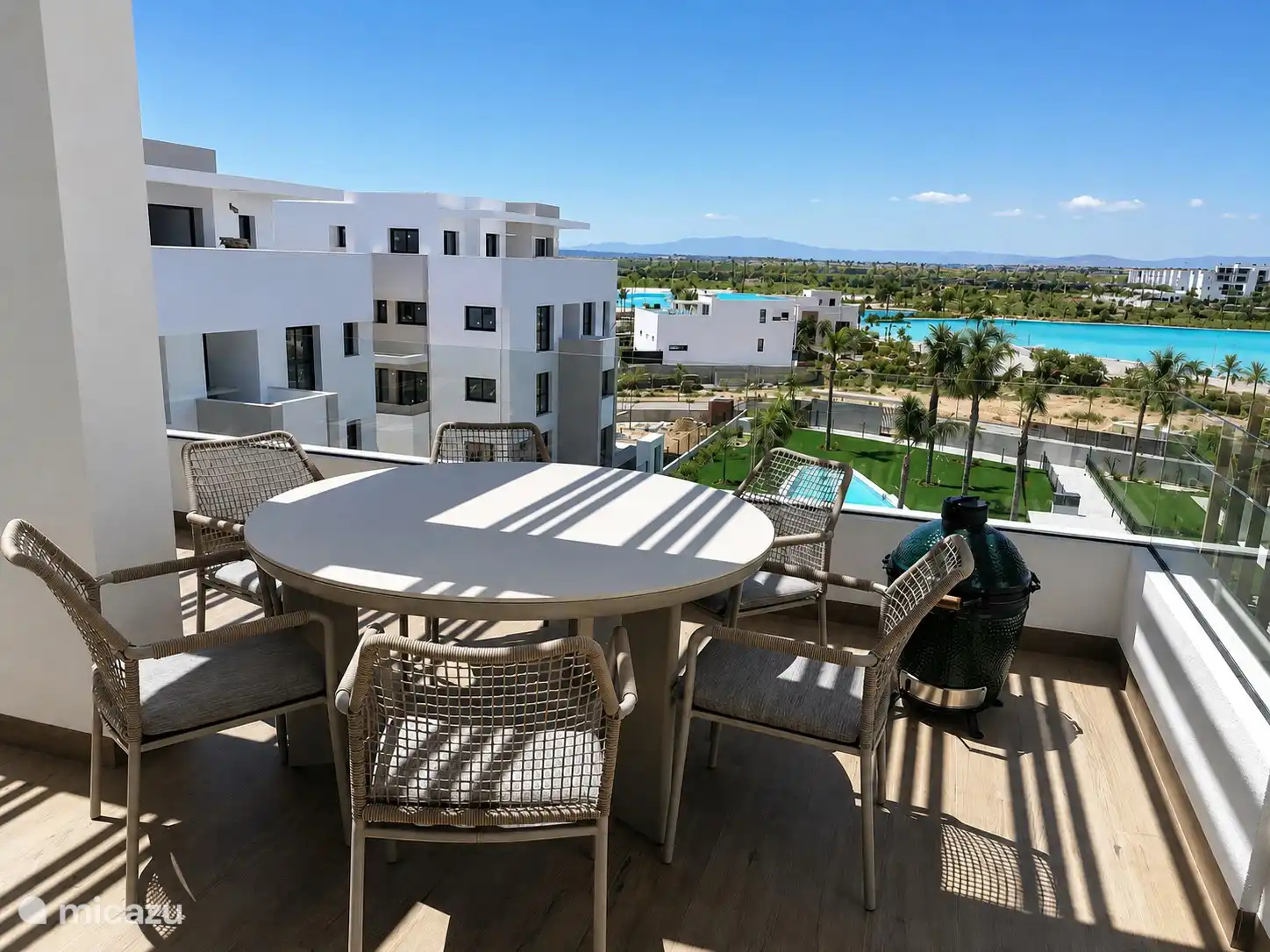 Amplia mesa de comedor en la gran terraza para comer juntos y disfrutar del sol poniente