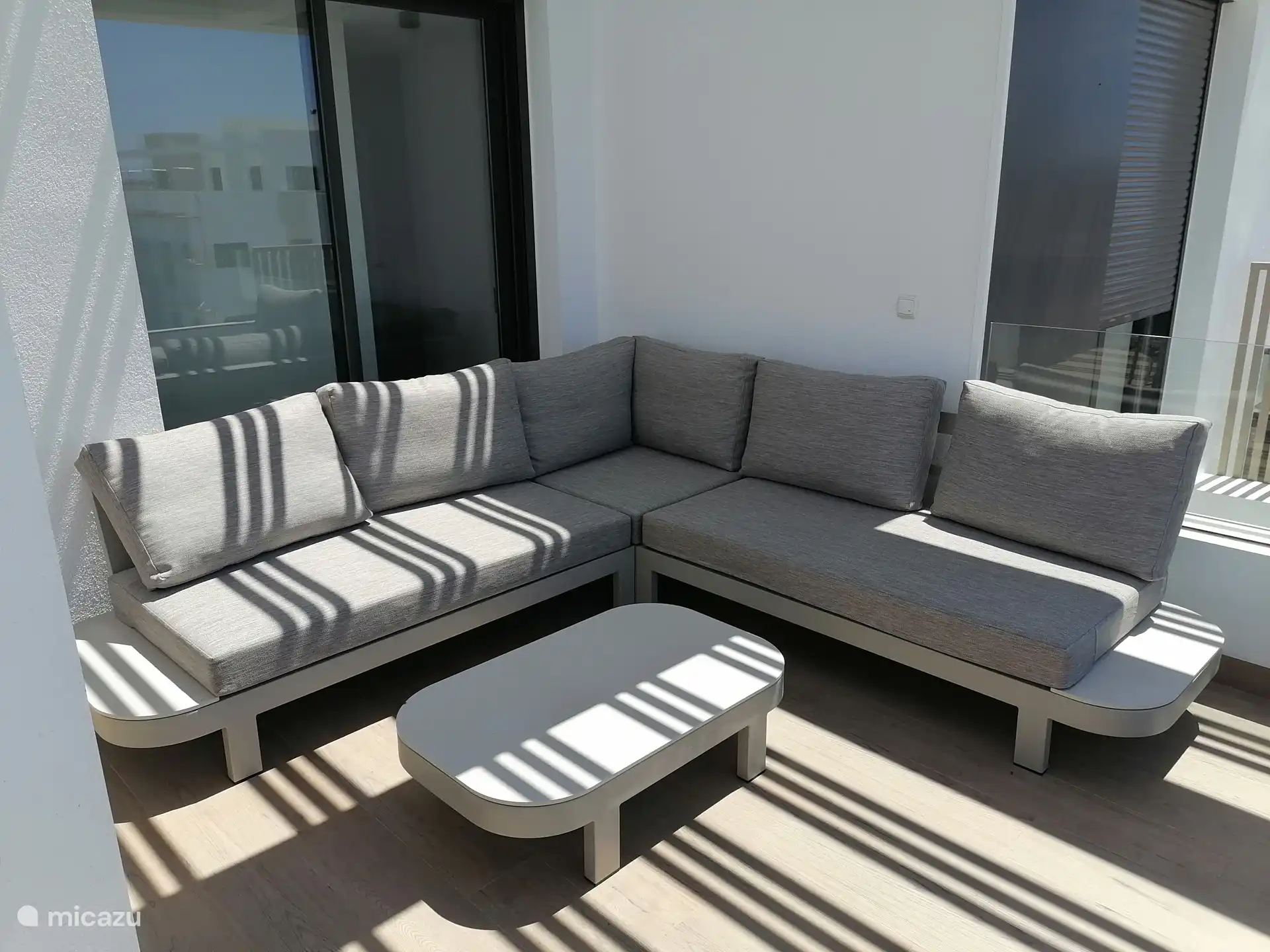 Chaise longue confortable pour les apéritifs ou la sieste de l’après-midi 