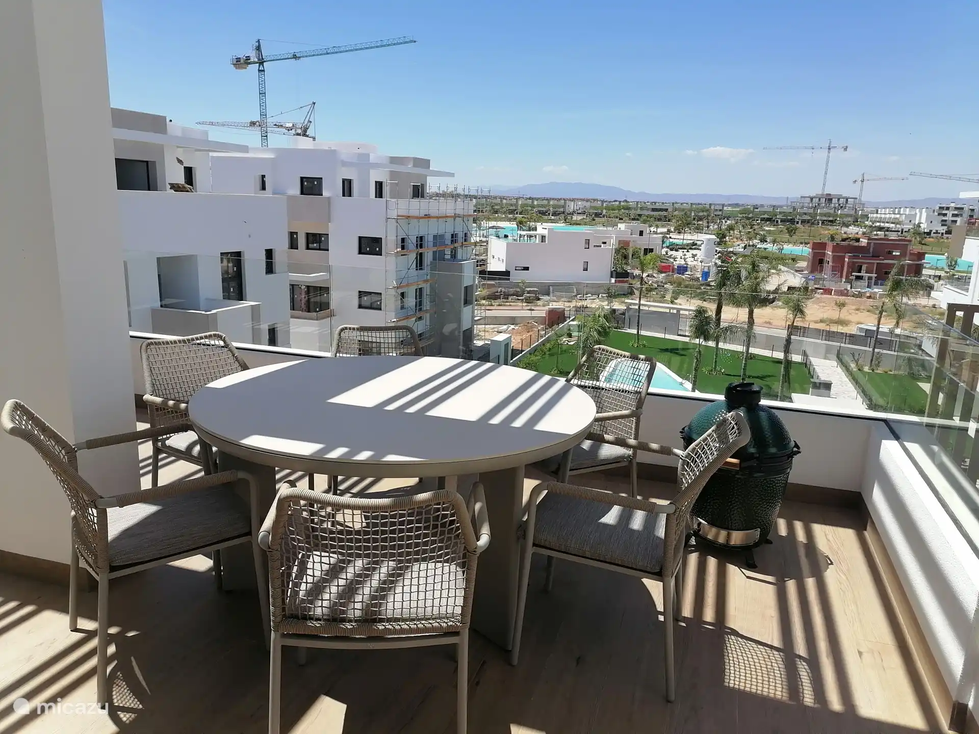 Grande table à manger sur la grande terrasse pour des repas confortables ensemble 