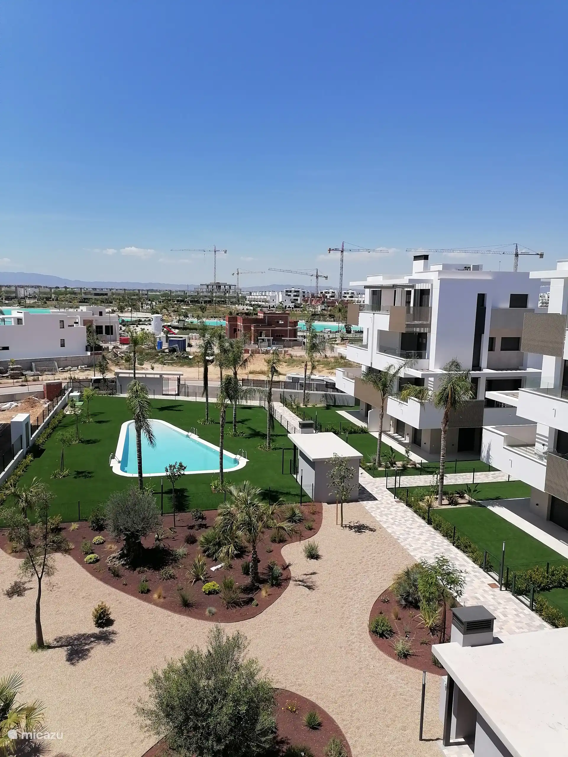 Vue depuis la grande terrasse sur la piscine chauffée et le lac