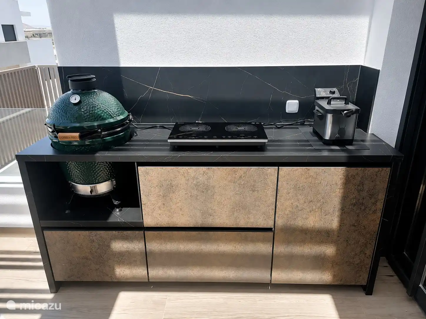 Außenküche mit Green Egg BBQ, 2 Induktionskochs, Fritteuse und Kühlschrank. Alles, was du für ein schönes Essen mit Familie oder Freunden brauchst. 