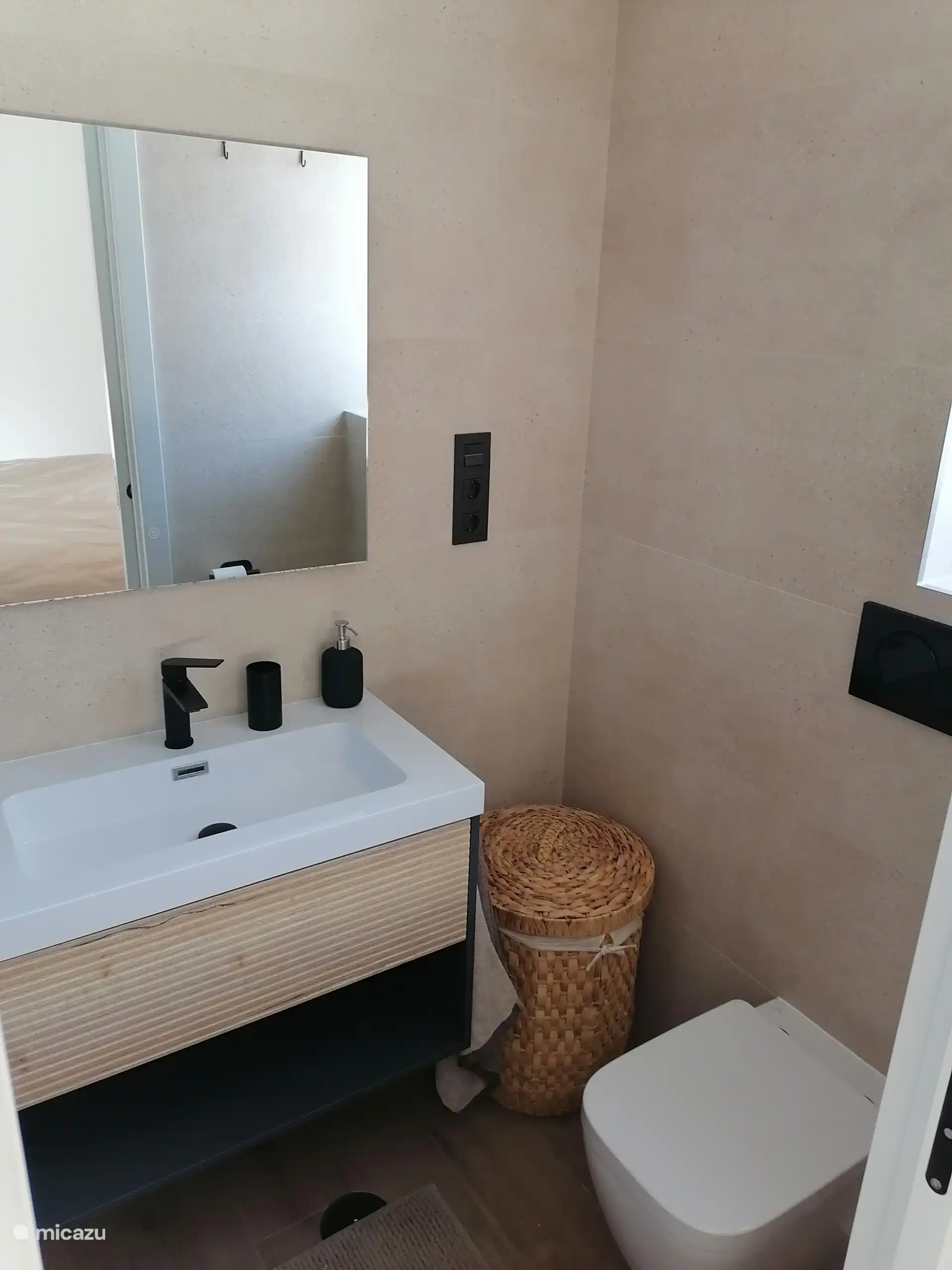 Salle de bain attenante moderne équipée 