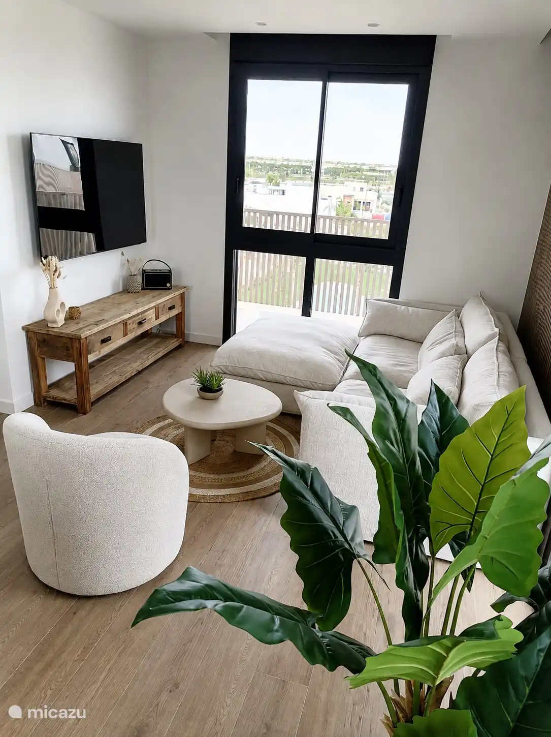 Bequemes Ibiza-Sofa mit großem Smart-TV 