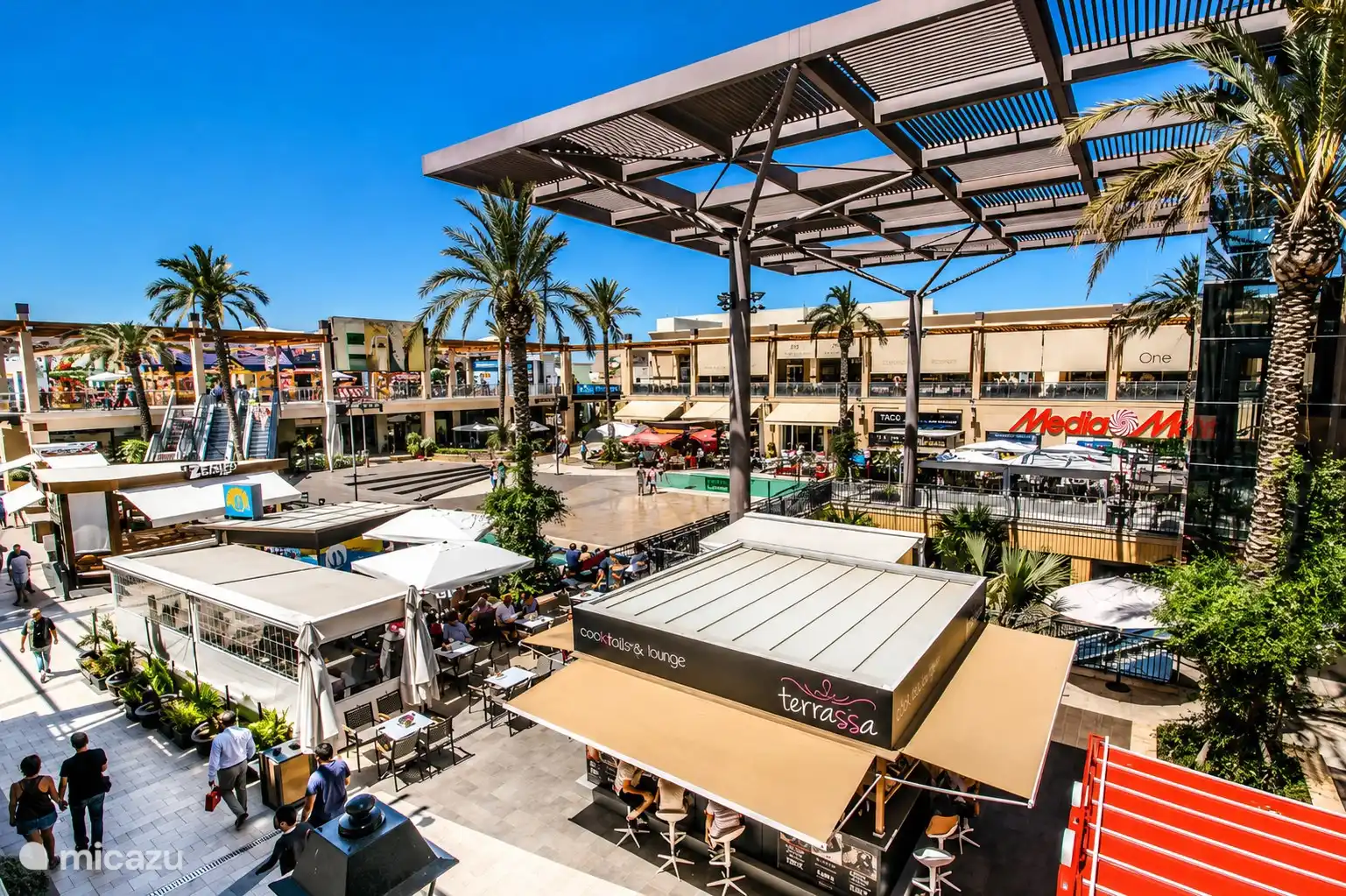 Der La Zenia Boulevard ist das größte Einkaufszentrum in der Gegend, wo es zahlreiche Bekleidungsgeschäfte, aber auch schöne Restaurants gibt. Ideal für Frau und Tochter :-) 