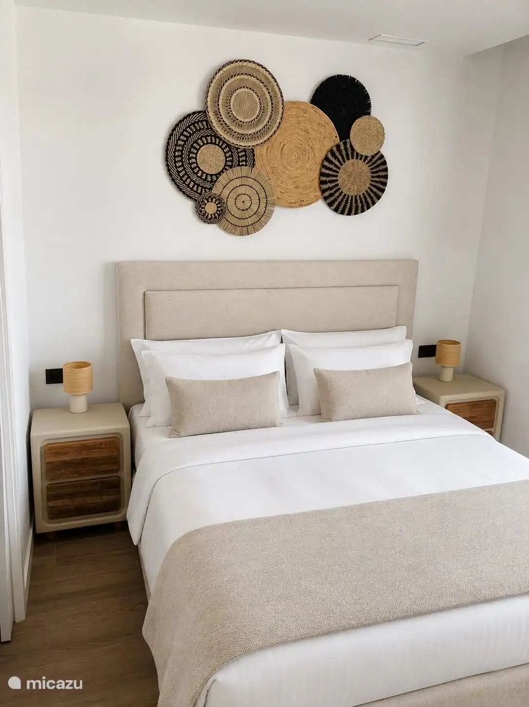 Hauptschlafzimmer mit eigenem Bad. Eine Luxusmatratze 180x200, damit du selig schlafen wirst. Der Raum ist mit Klimaanlage und Fensterläden ausgestattet.