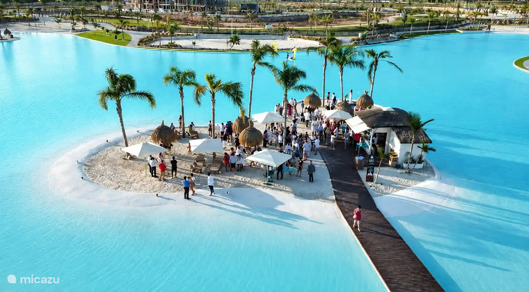 Un Beach Bar branché où les cocktails sont super savoureux et où l’on peut en prendre une petite bouchée. 