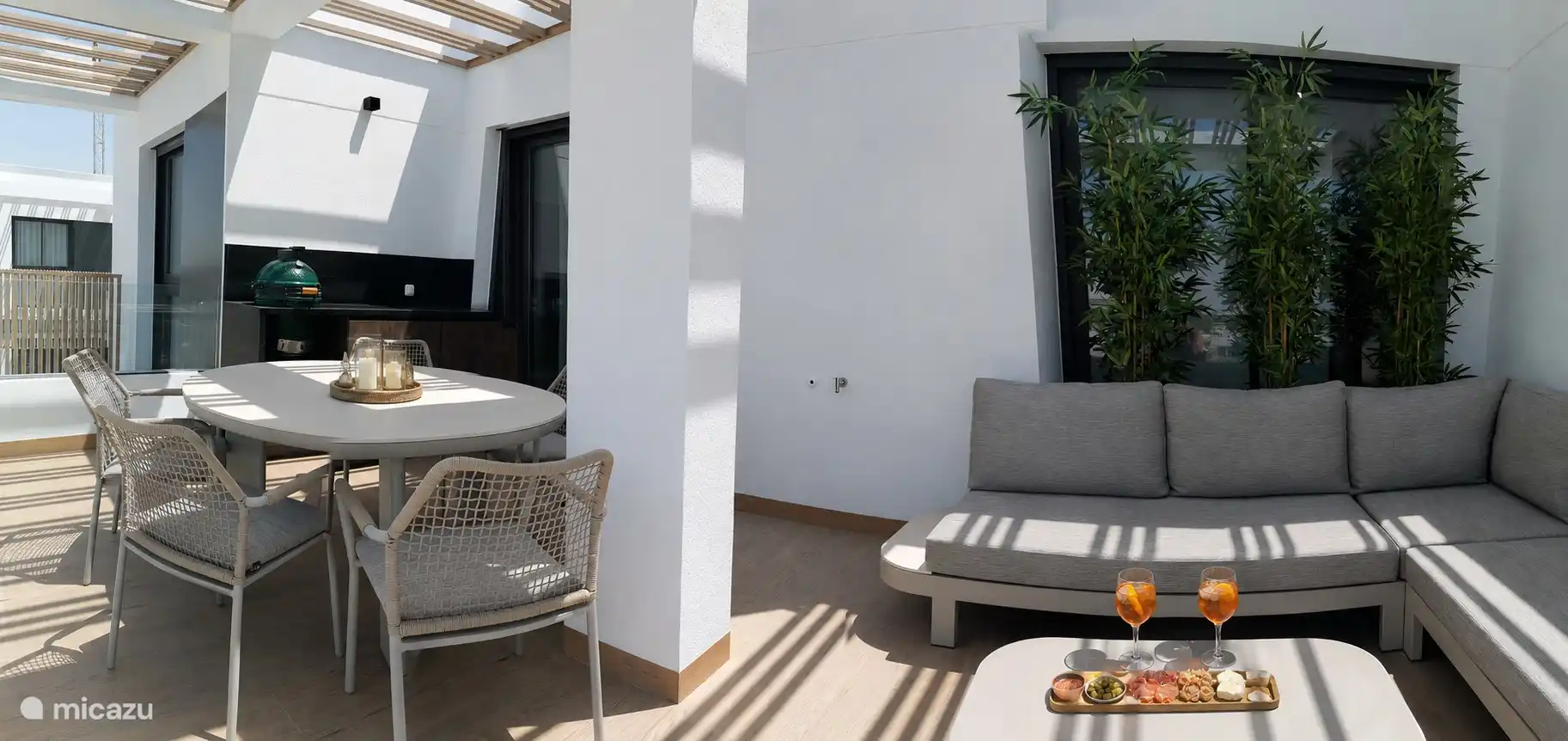 Große Terrasse mit Abendsonne, Esstisch, Außenküche und Liegestuhl 