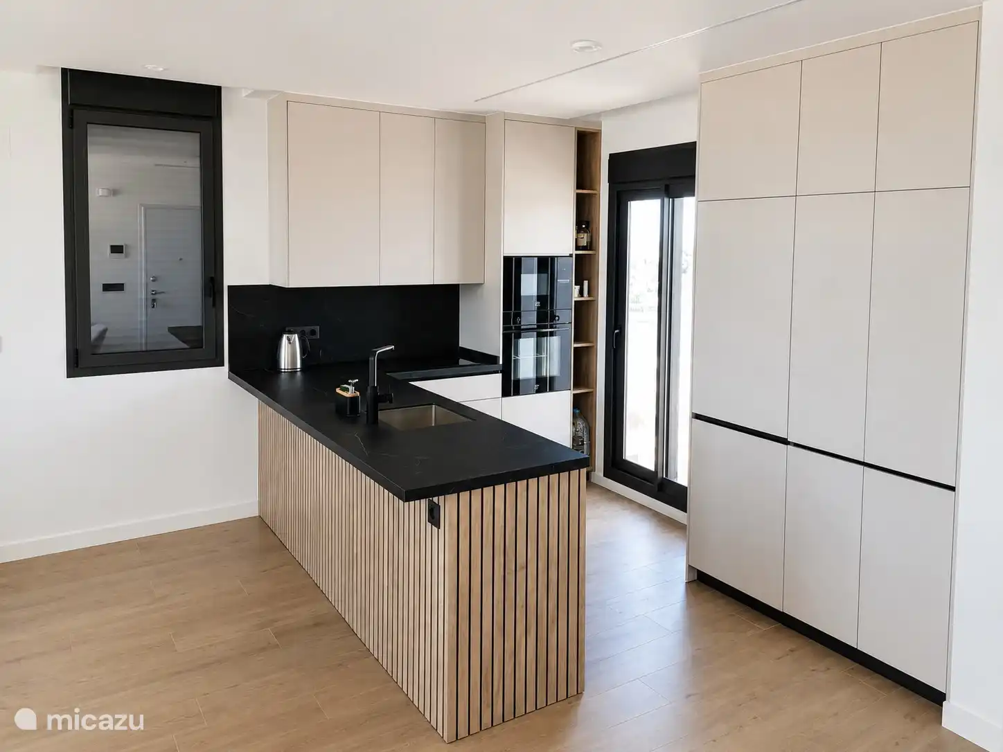 Cuisine entièrement équipée avec tous les appareils électroménagers ELE 