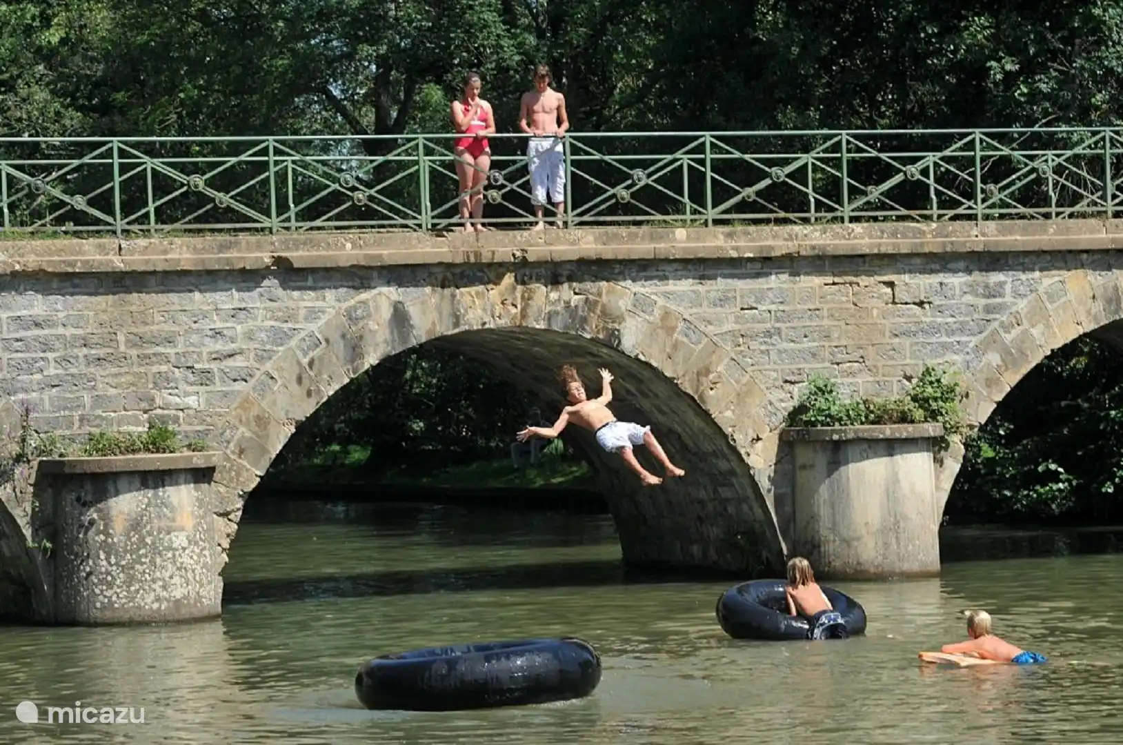 Site de Fleury met zijn barrage à aiguilles een heerlijke afkoeling tijdens warme dagen 