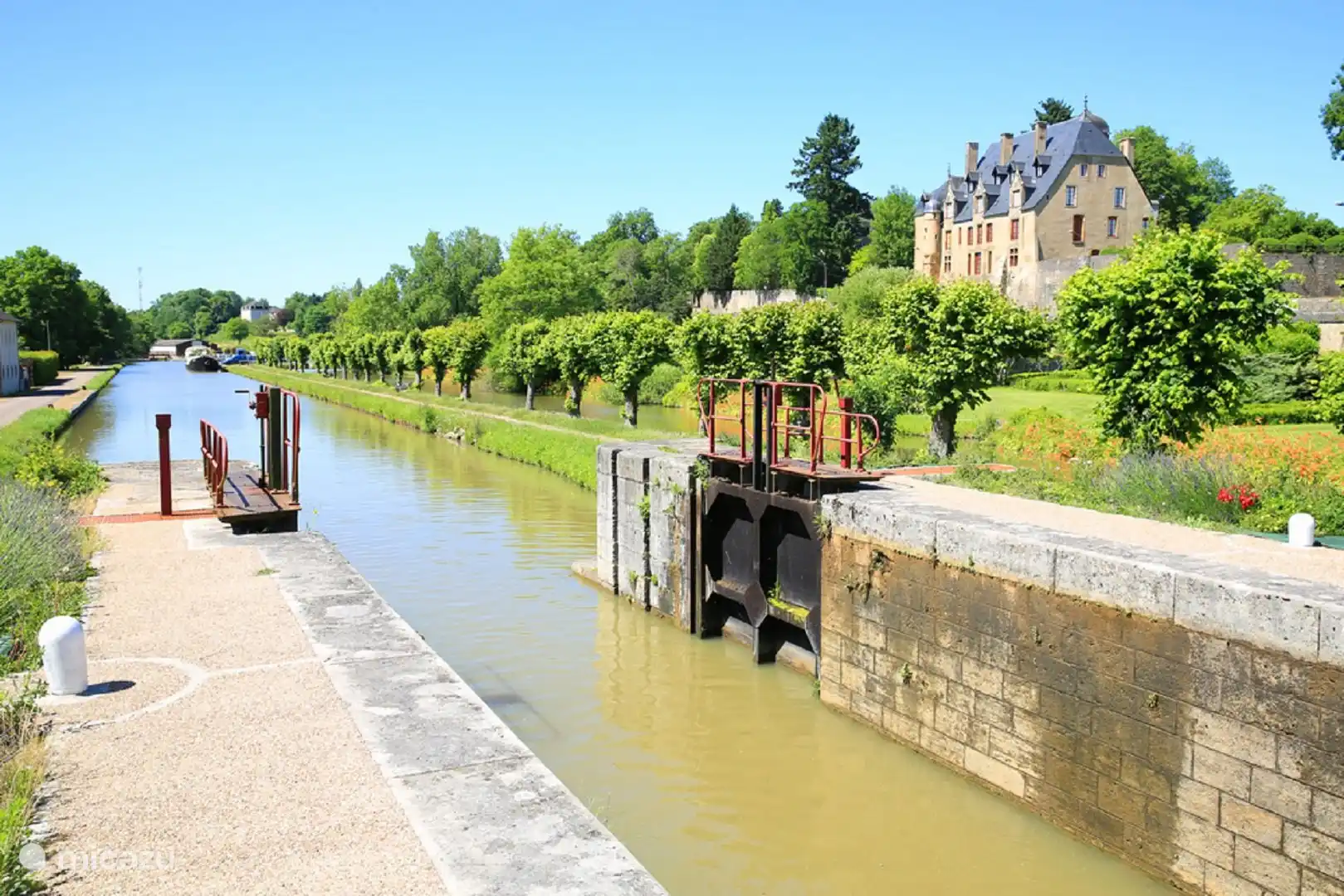 Het kanaal bij Chatillon en Bazois met zijn kasteel