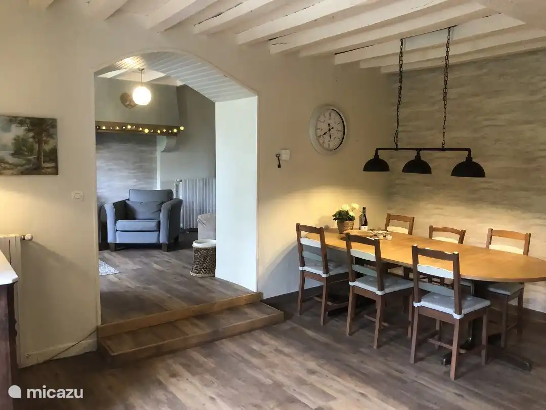 De ruime woonkamer