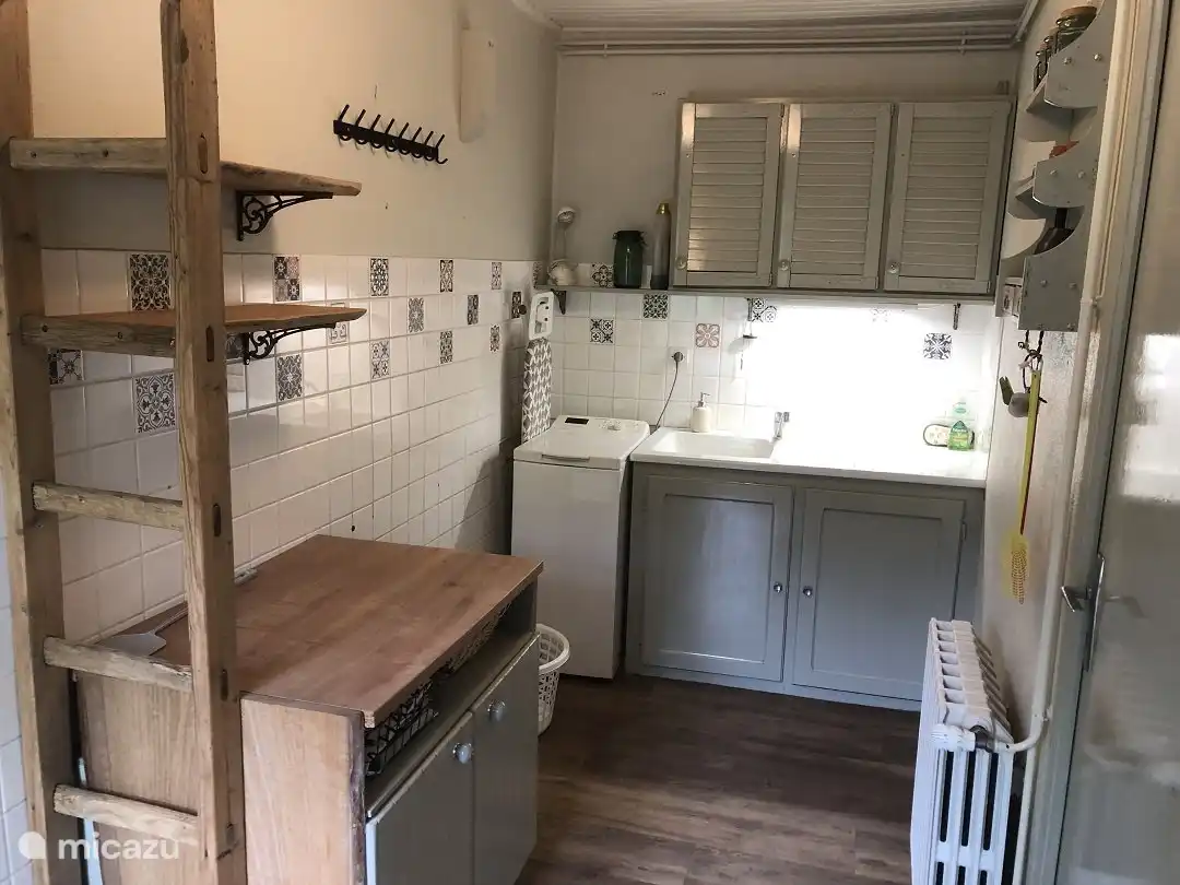 de entree / bijkeuken