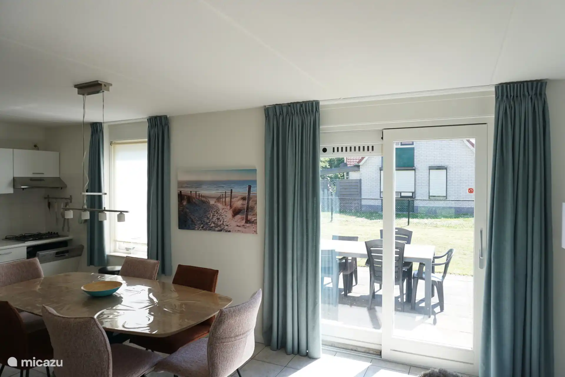 Speisesaal und Gartenblick