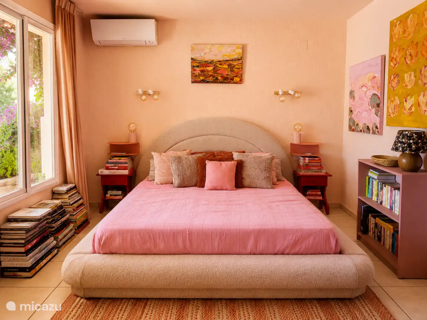 Neues Zwei-Personen-Bett im Retro-Stil in Casa Hibiscus. Gestapelte Kunst- und Modebücher zur Inspiration und Wandkunst.
