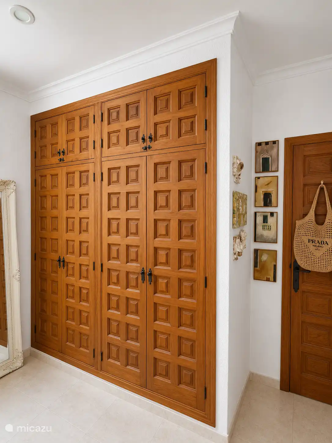 Schlafzimmer Casa Verda mit großzügigem Kleiderschrank.