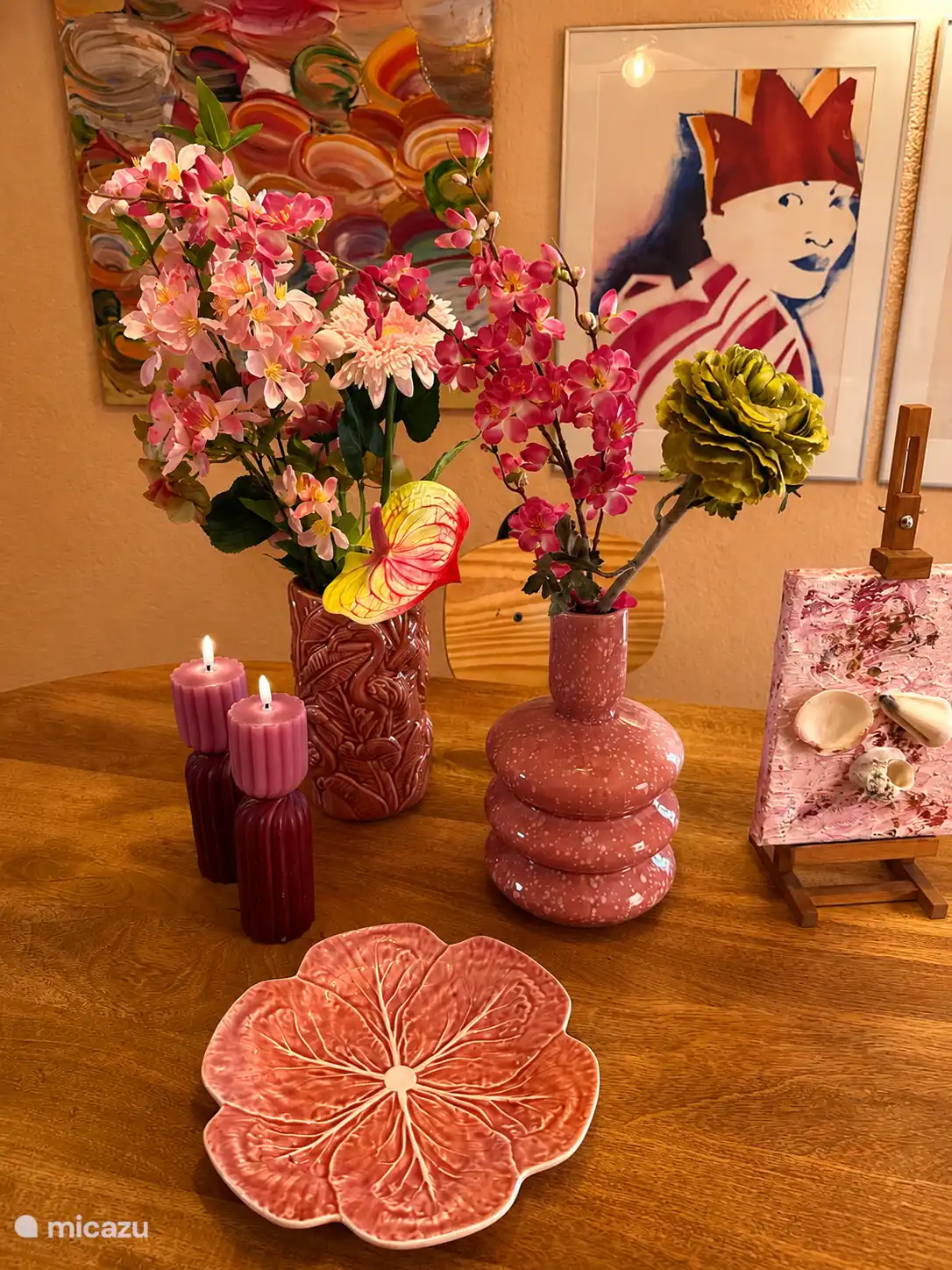 Casa Hibiscus verfügt über rosa getönte Stilelemente und inspirierende farbenfrohe Kunst an den Wänden.