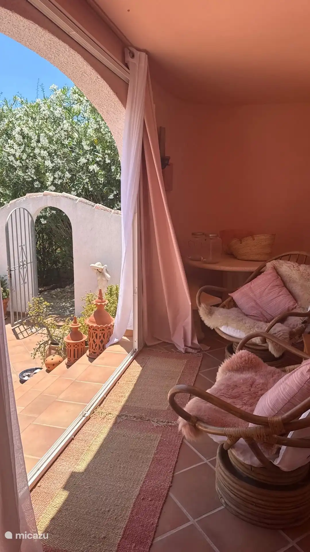 Terrassenterrasse der Casa Hibiscus. Ein schöner schattiger Platz oder eine romantische Terrasse für den Abend.