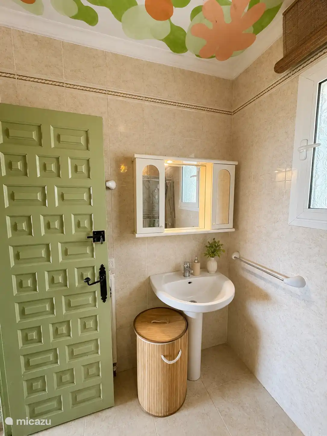 Das Badezimmer in Casa Verda ist retro, aber gemütlich und künstlerisch. Hat ein Waschbecken, eine Toilette und eine Dusche.