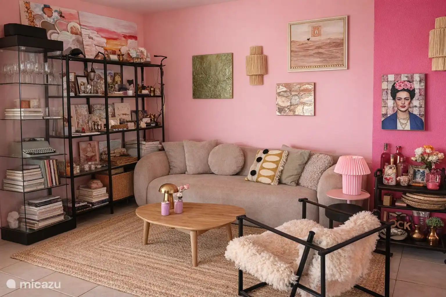 Casa Hibiskus strahlt Kreativität aus: Genießen Sie Kunst an der Wand, besondere Souvenirs, eine offene Vitrine, Designermöbel und stilvolle Gestaltung 