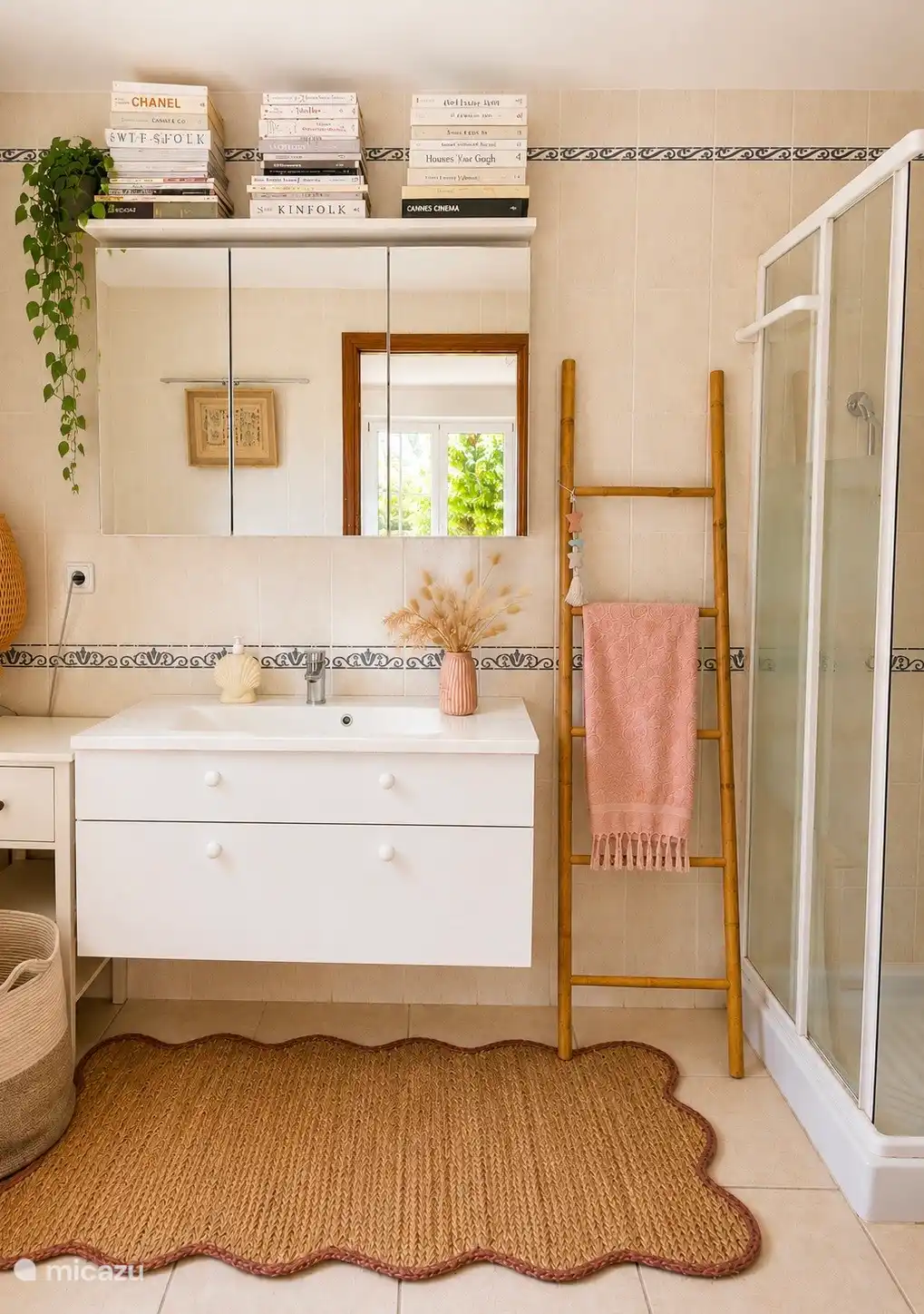 Das Badezimmer Casa Hibiscus hat ein Doppelwaschbecken, eine Toilette und einen Dokuhe.