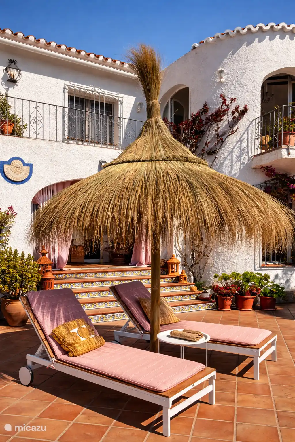 Die Poolterrasse hat permanente Ibiza-Strohschirme, die etwas Wind standhalten, denn zum Glück weht hier manchmal eine Brise.
