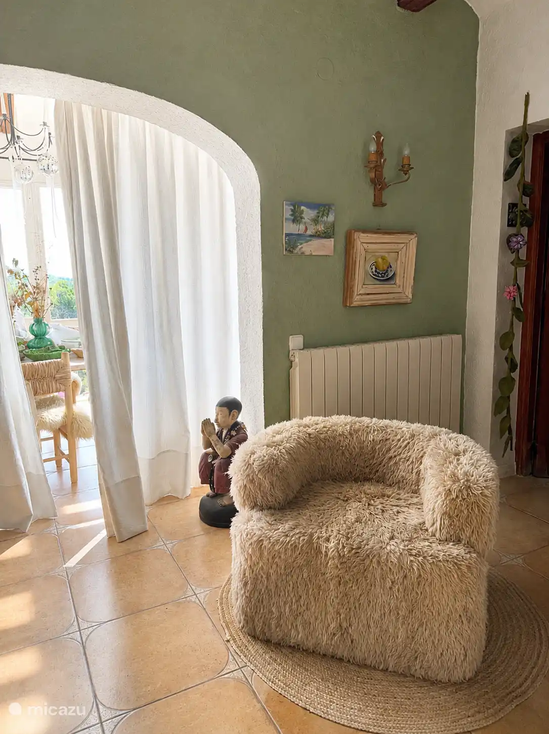 Der Wohnzimmerteil von Casa Verda ist farbenfroh mit verschiedenen Grünflächen, strahlt aber auch Ruhe aus.