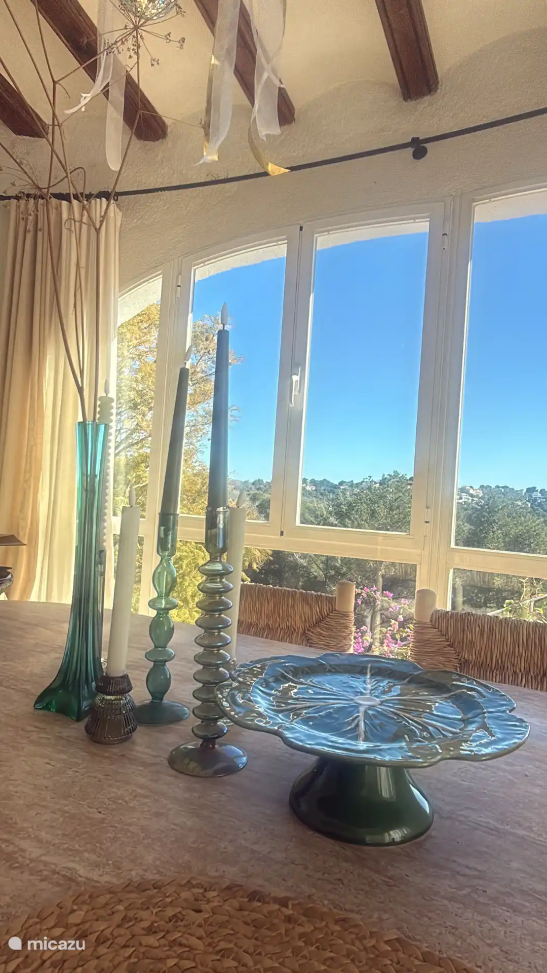 Wunderschöne Ausblicke vom Speisesaal, aber auch vom Balkon und der Deckterrasse. Glücklicherweise weht hier eine leichte Brise, die für natürliche Klimaanlagen an offenen Fenstern und Türen sorgt.