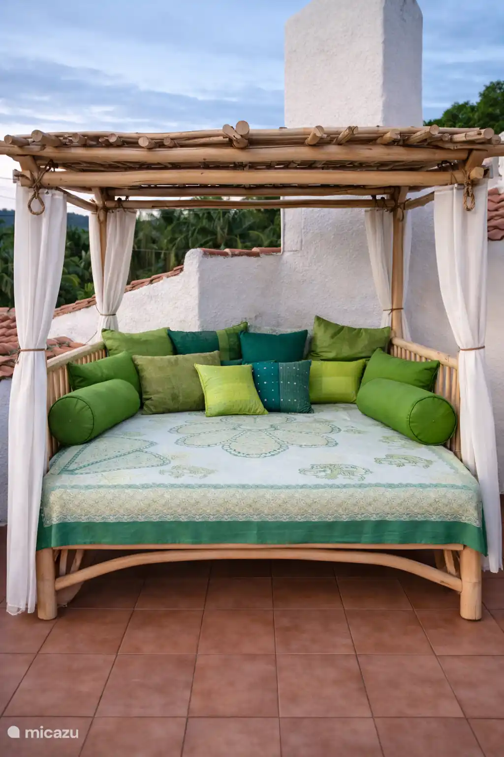 Das Bali-Bett der Dachterrasse von Casa Verda bietet wunderschöne Panoramablicke.