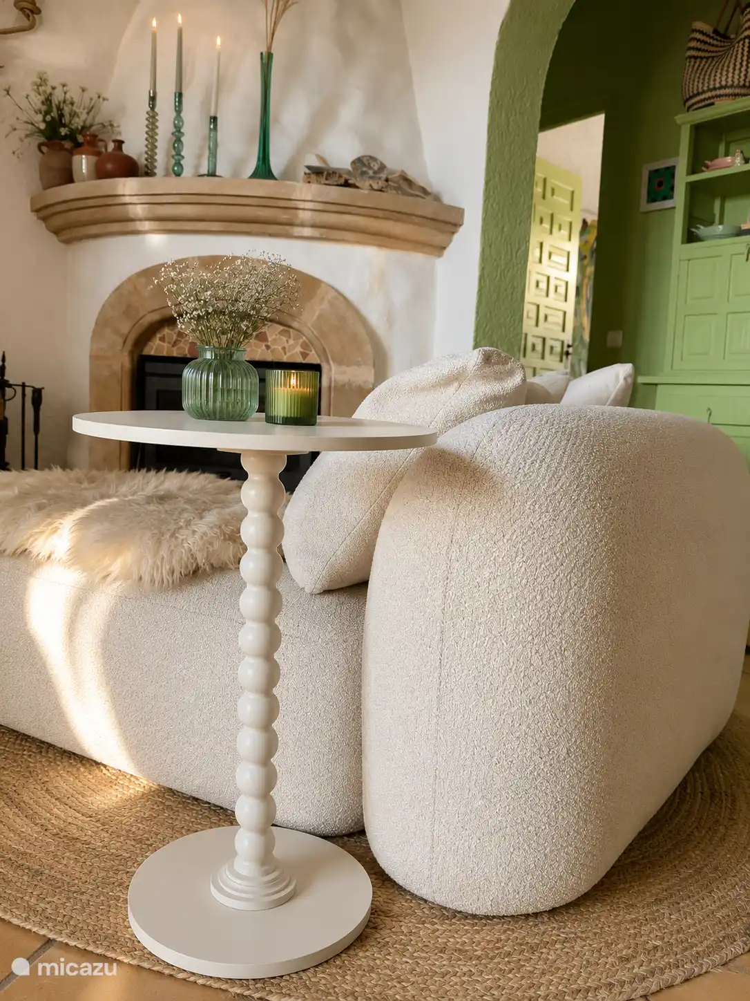CASA VERDA verfügt über ein geräumiges und komfortables Wohnzimmer mit einem modernen Sofa, kombiniert mit sorgfältig ausgewählten Vintage-Möbeln. Die Einrichtung in verschiedenen Grüntönen spiegelt das