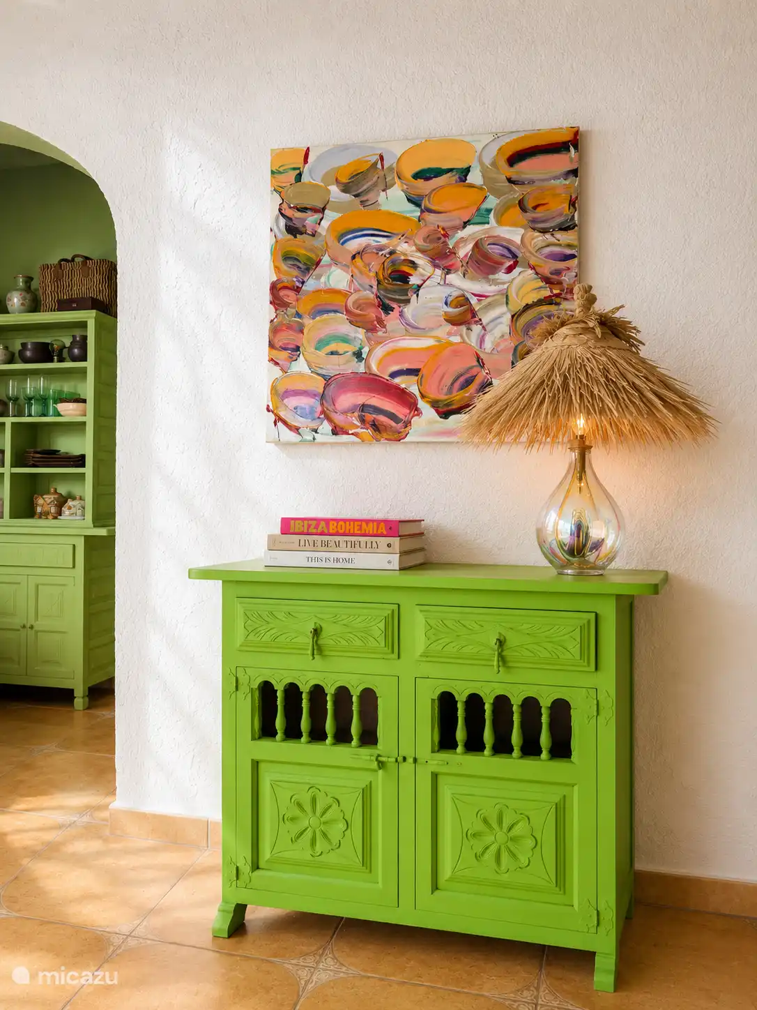 CASA VERDA ist voller überraschender Details. Authentische spanische Möbel erhielten vom Besitzer ein kreatives Makeover. Dieses klassische Gehäuse wurde in einen auffälligen neongrünen Blickfanger verwandelt, der