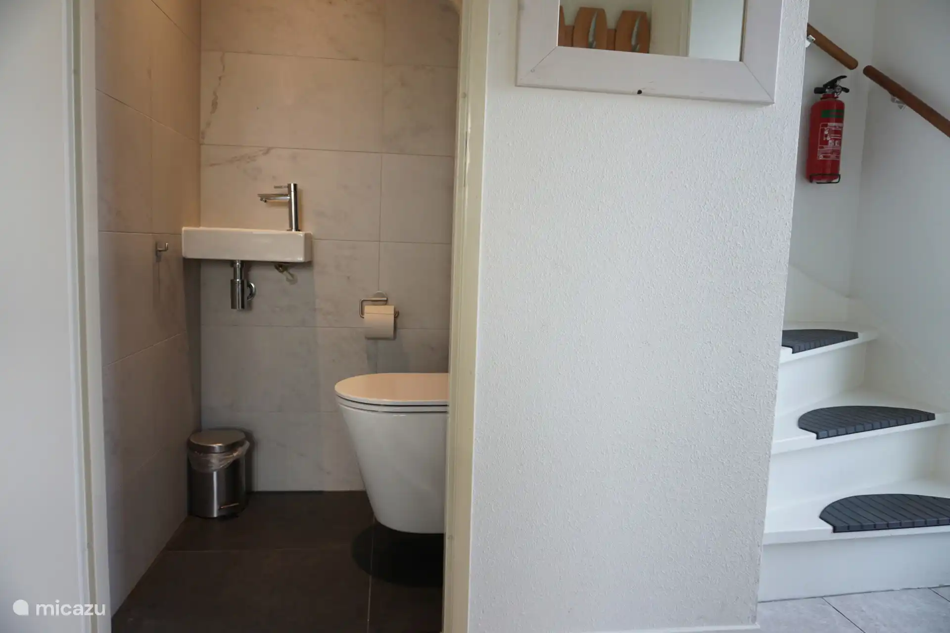 Flur und Toilette