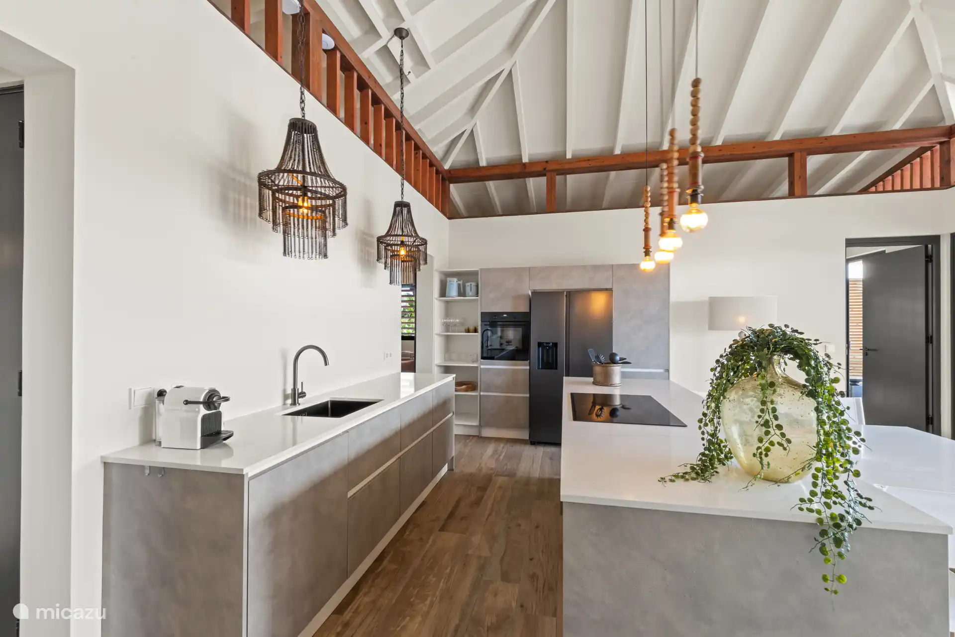 La amplia cocina también ofrece un agradable lugar interior para desayunar, comer o charlar juntos. La cocina abierta está completamente equipada.