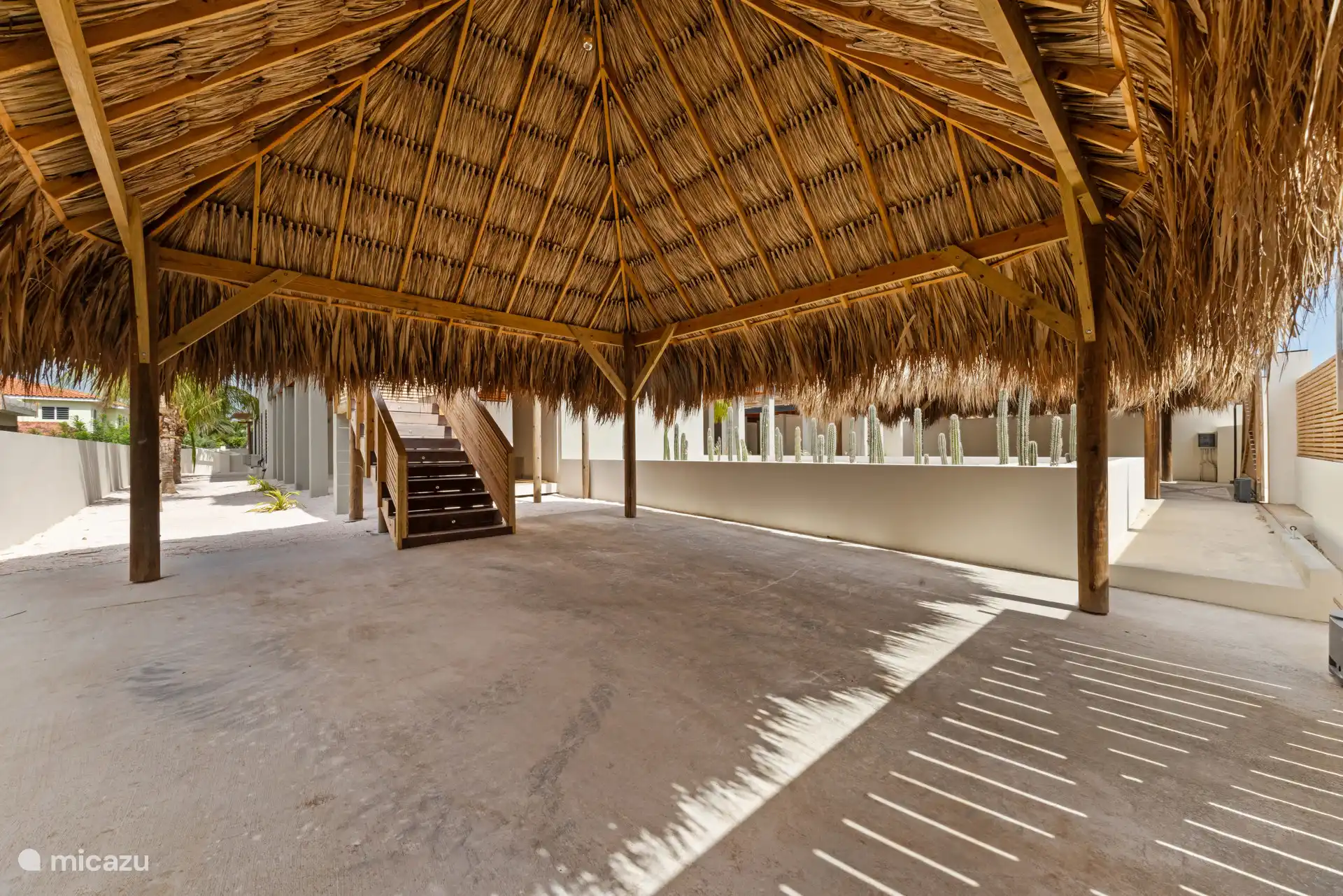 Villa di Koko cuenta con una propiedad privada cerrada con dos puertas de entrada. Bajo las dos espaciosas palapas, se pueden aparcar cuatro coches de forma segura y protegidos a la sombra.