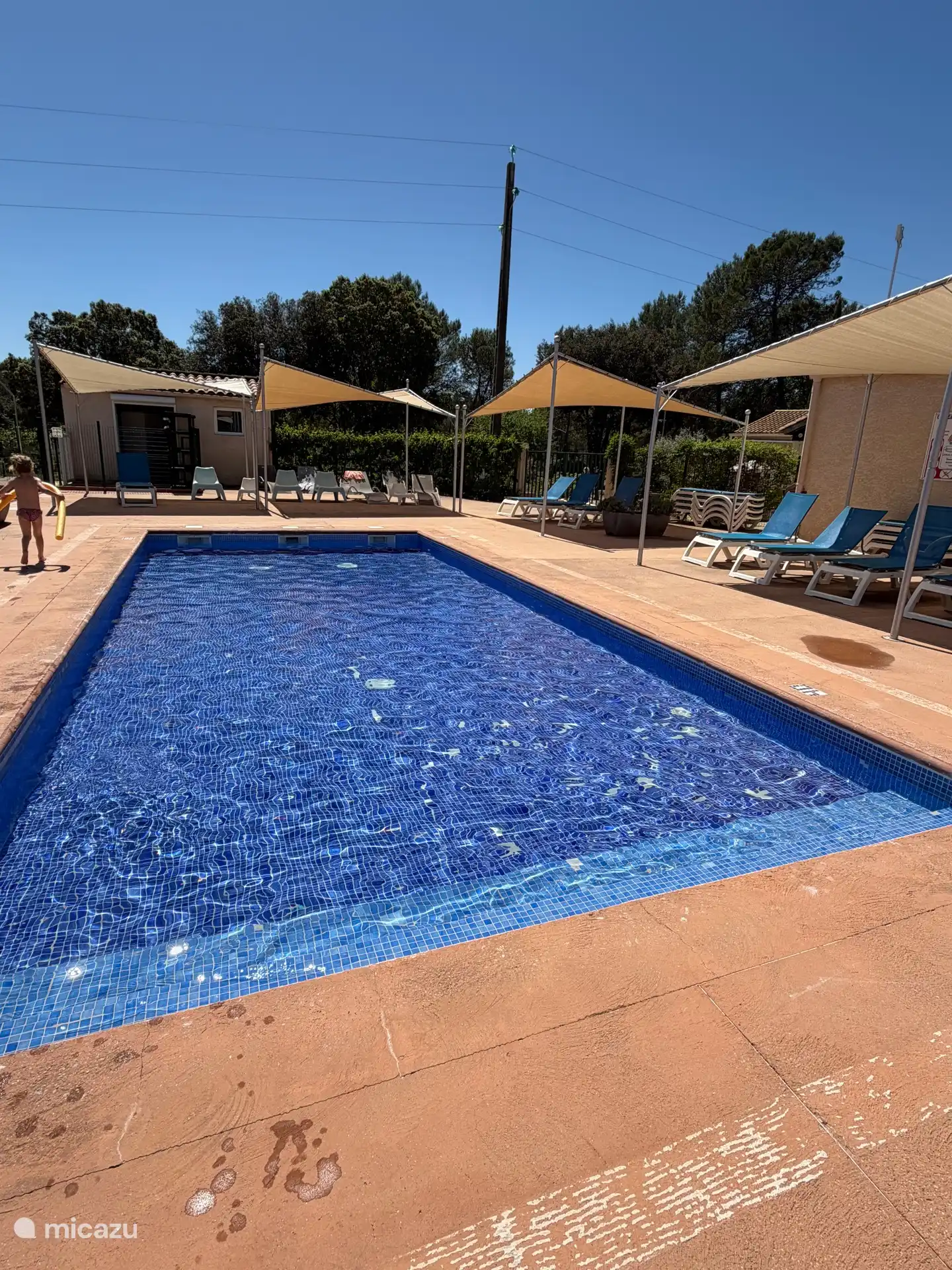 Il y a deux pistes de baignade communes, dont cette piscine pour enfants.
