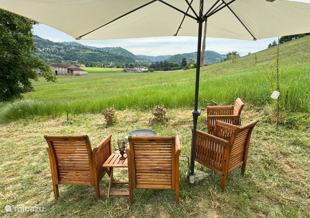 Blick vom Garten. Der großzügige Garten verfügt über einen Sitzbereich mit Blick auf die Aussicht und schöne Sonnenliege.