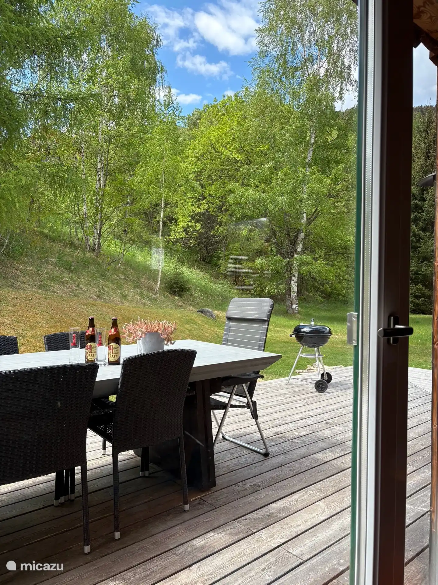 Vredig terras met barbecue