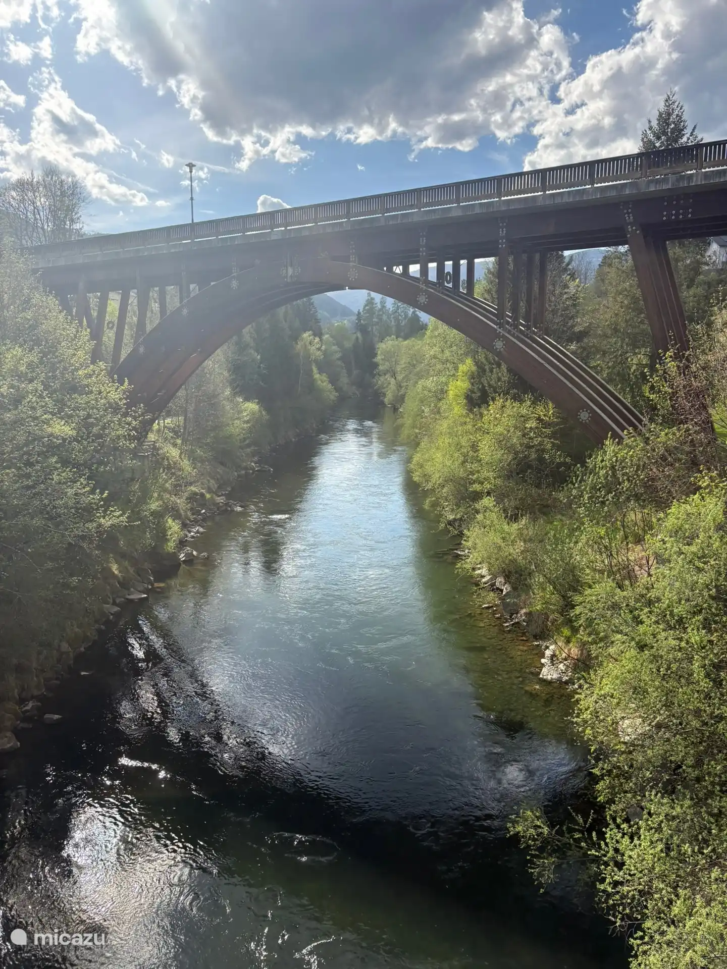 Brug over de rivier de Mur in Kreischberg