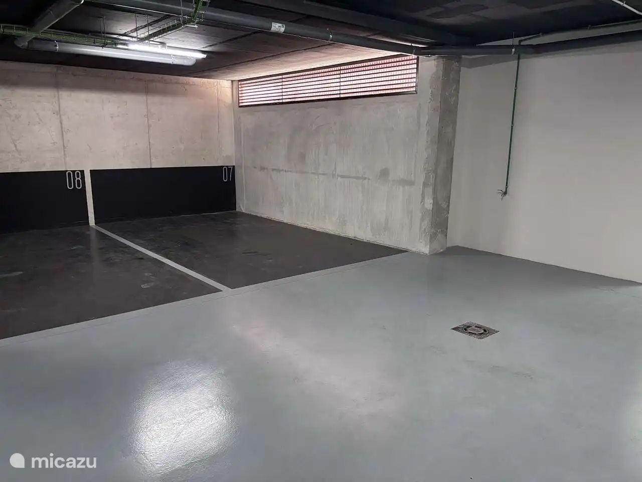 Espacio de aparcamiento gratuito en el garaje