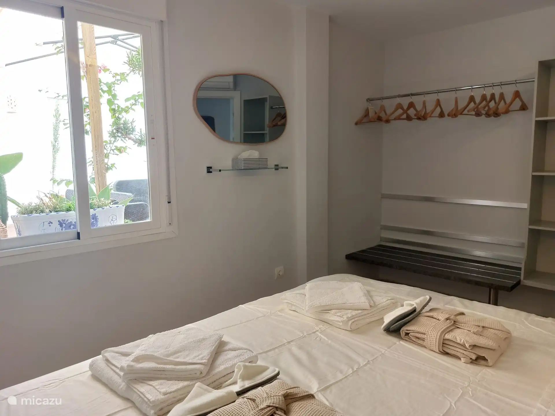 1e slaapkamer met uitzicht op de binnenplaats