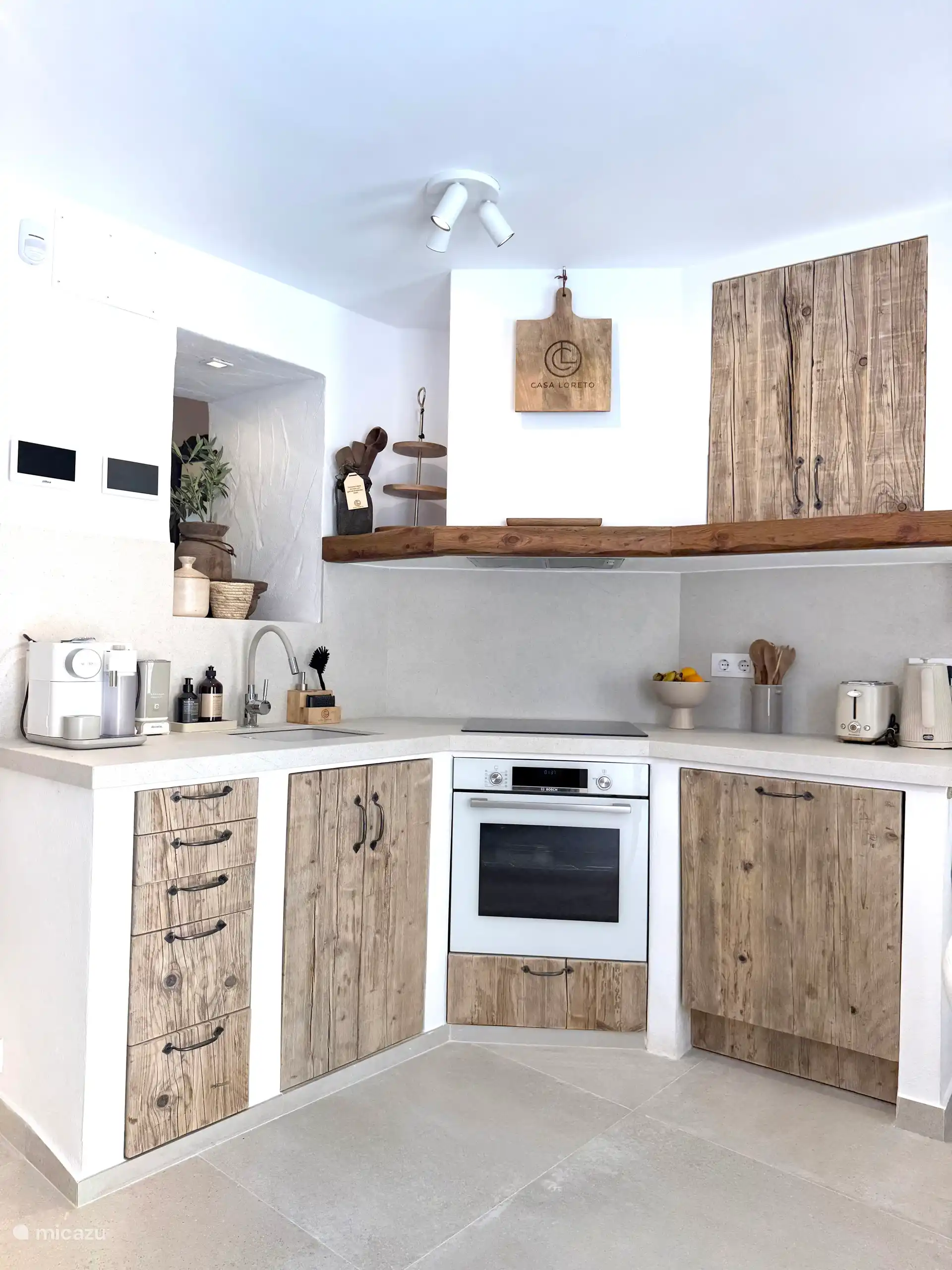 Casa Loreto possède une magnifique cuisine de style Ibincesca.
La cuisine est entièrement équipée d’une plaque à induction, d’un four, d’un micro-ondes, d’un café et d’un thé, d’un réfrigérateur, d’un coin salon.