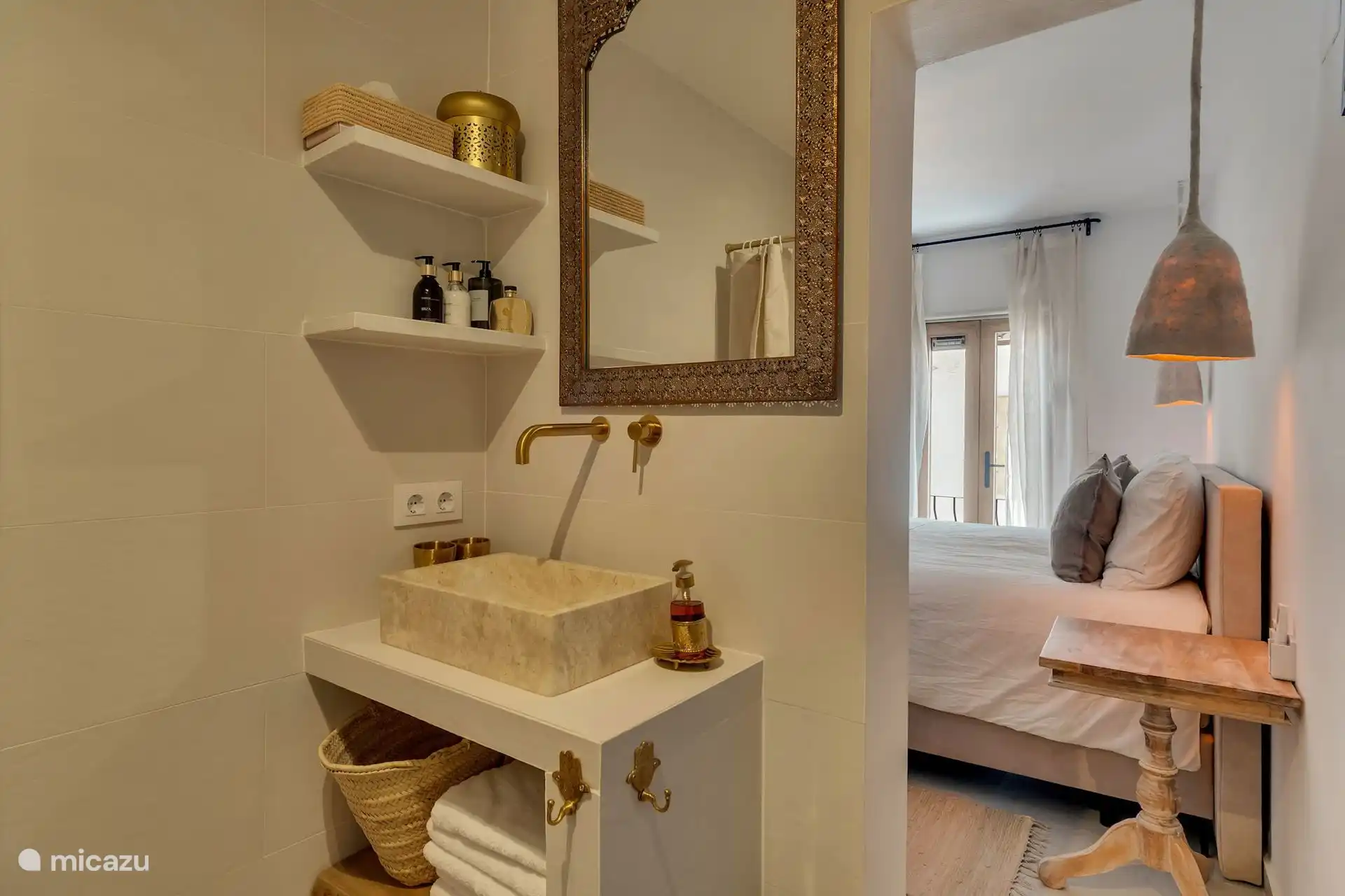 Casa Loreto verfügt über 1 Toilette im Erdgeschoss und insgesamt 3 ensuite-Badezimmer mit Dusche, Toilette, Waschbecken und Föhn

Unsere Badezimmermöbel haben wunderschöne Waschbecken aus Indonesien

Das ist Badezimmer Nr. 2