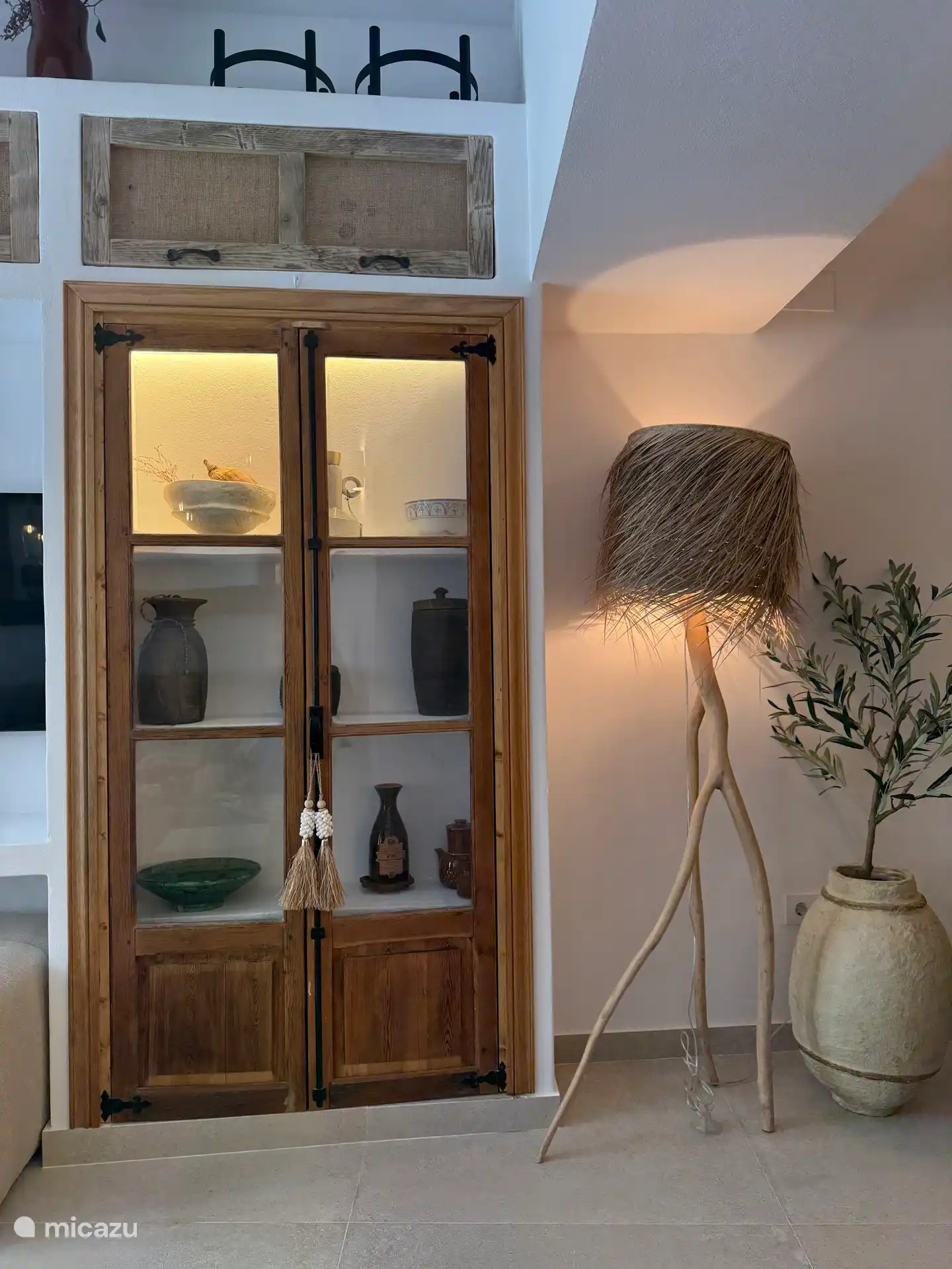 Salon dans le placard Casa Loreto.
Ces portes étaient à l’origine des portes-patio de la chambre 2
Nous l’avons fait restaurer et réutiliser dans le salon, en combinaison avec un placard plâtré à l’intérieur