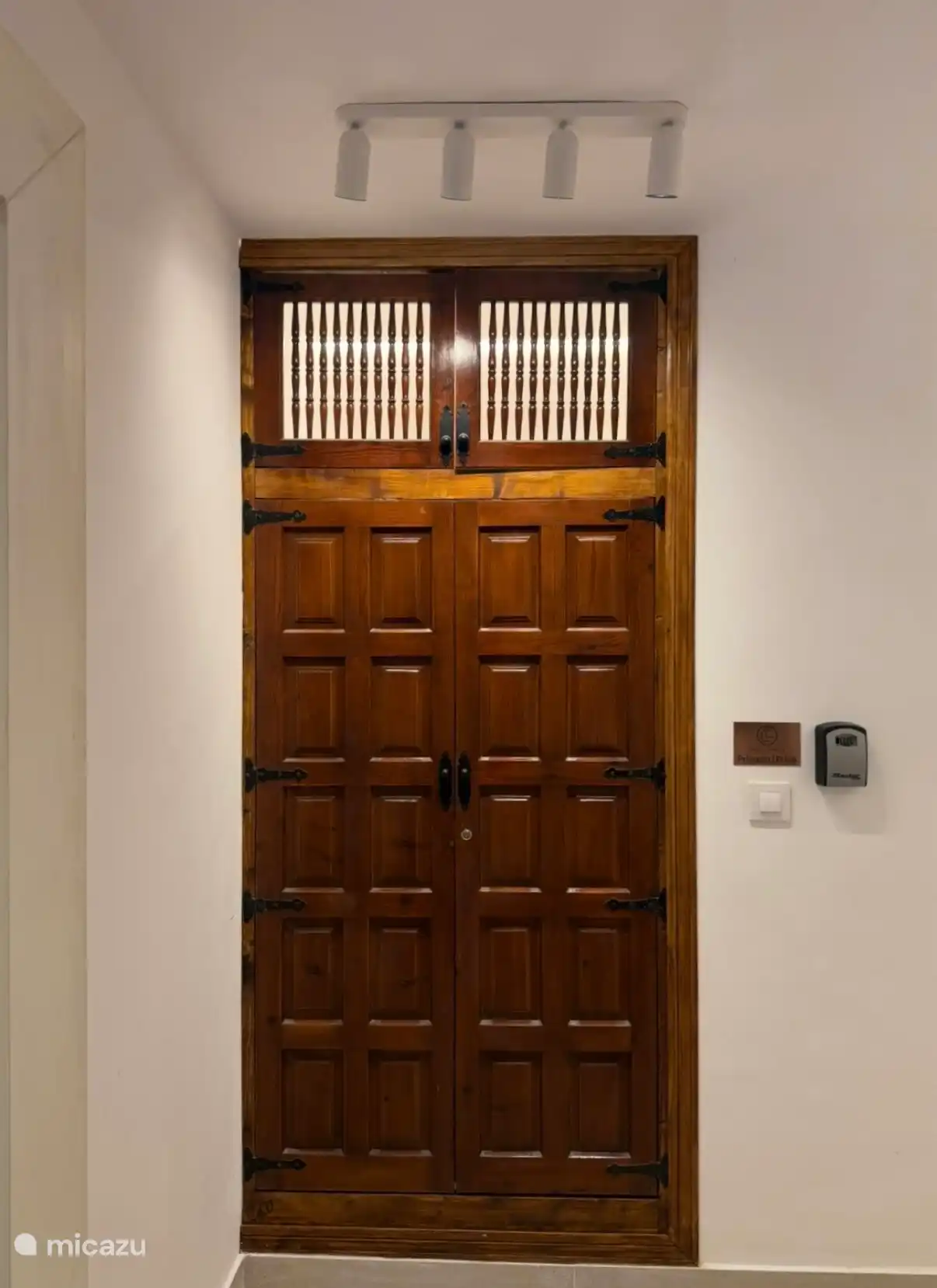 Typiquement espagnol : portes castillanes.
Ces lieux ont été restaurés et ont reçu un bel emplacement dans notre maison