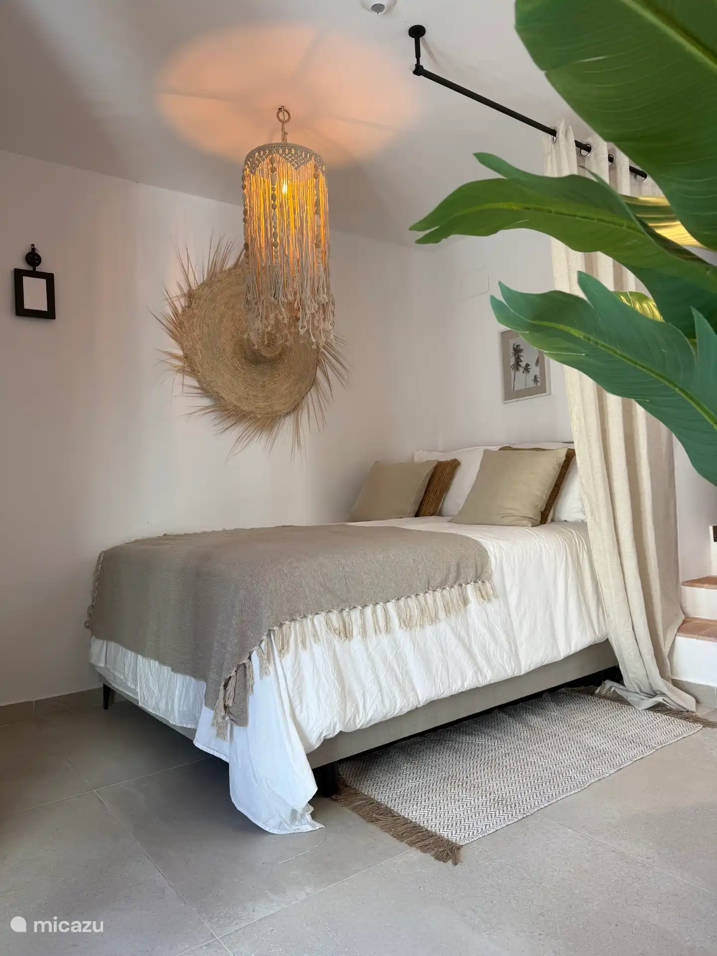 Casa Loreto a 3 chambres avec de jolis lits à sommier. Toutes les chambres sont équipées de chauffage par le sol, climatisation, salle de bain attenante avec douche, toilettes, meuble et sèche-cheveux.

Voici la chambre 3 avec un lit de 140x200cm